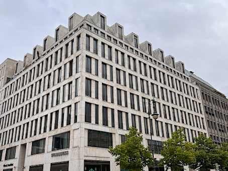 BERLIN, Am Brandenburger Tor image 9