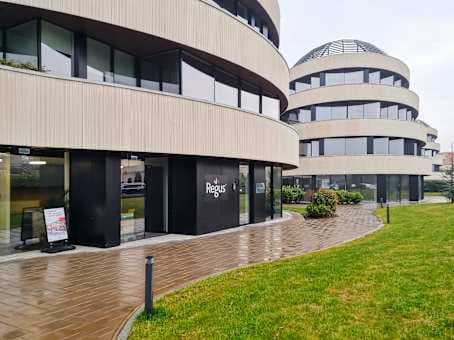 Szeged, Cedrus Offices image 13