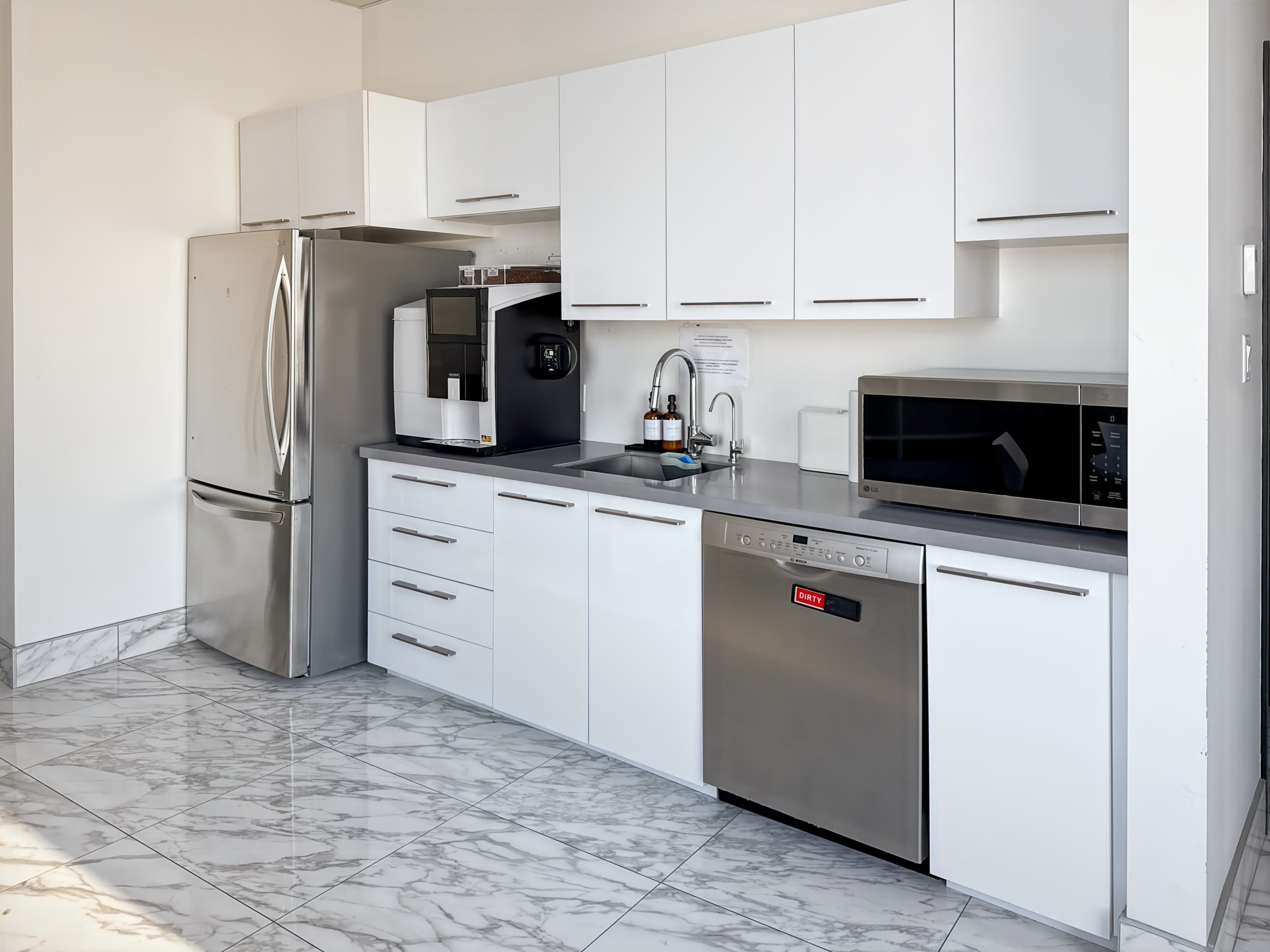 QC, Montreal - Rue Saint-Jacques image 3