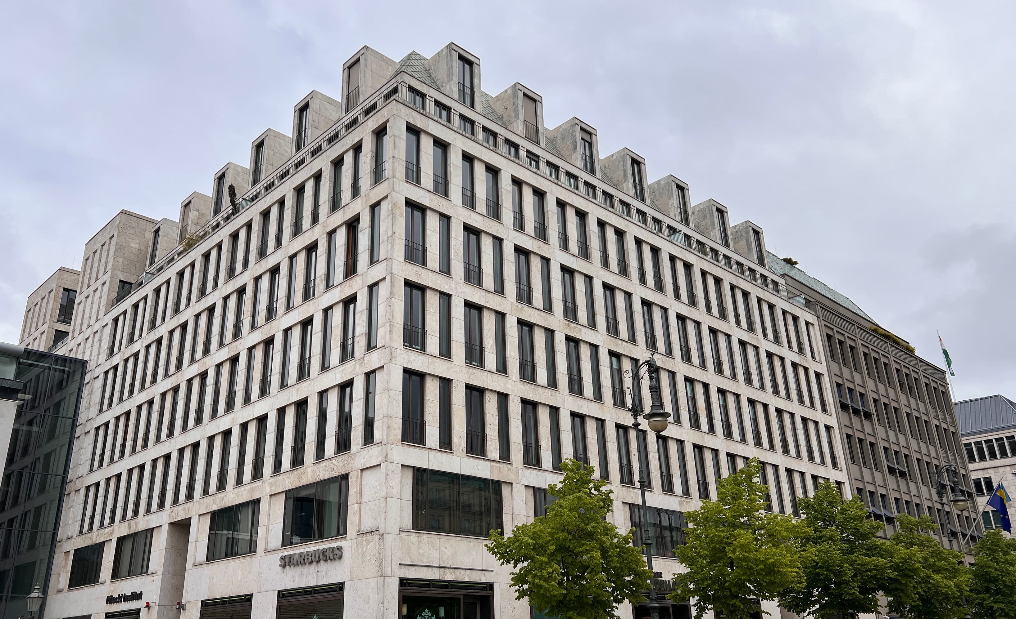 BERLIN, Am Brandenburger Tor image 4