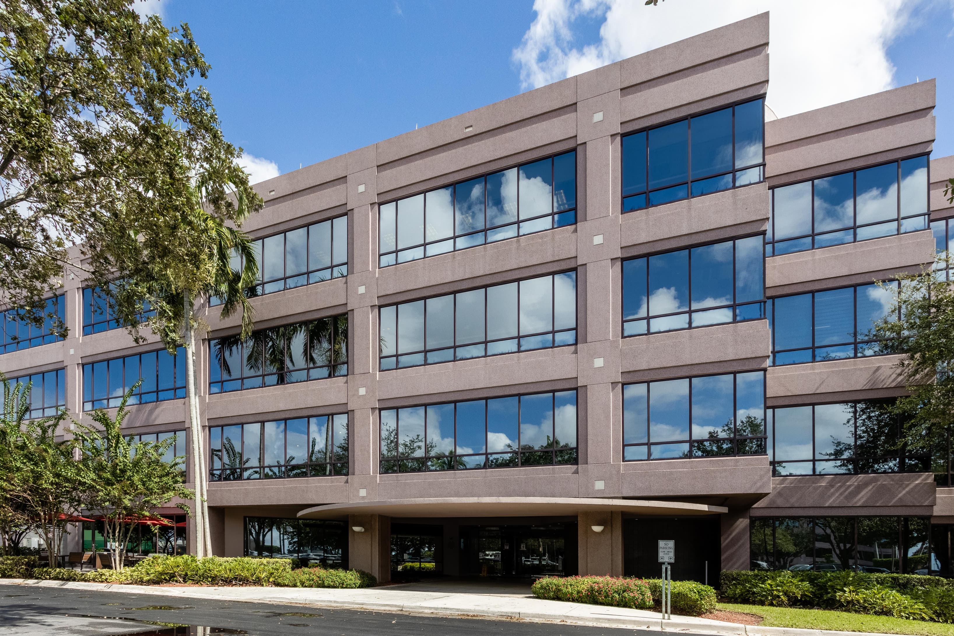 FL, Miami Airport - Waterford image 3