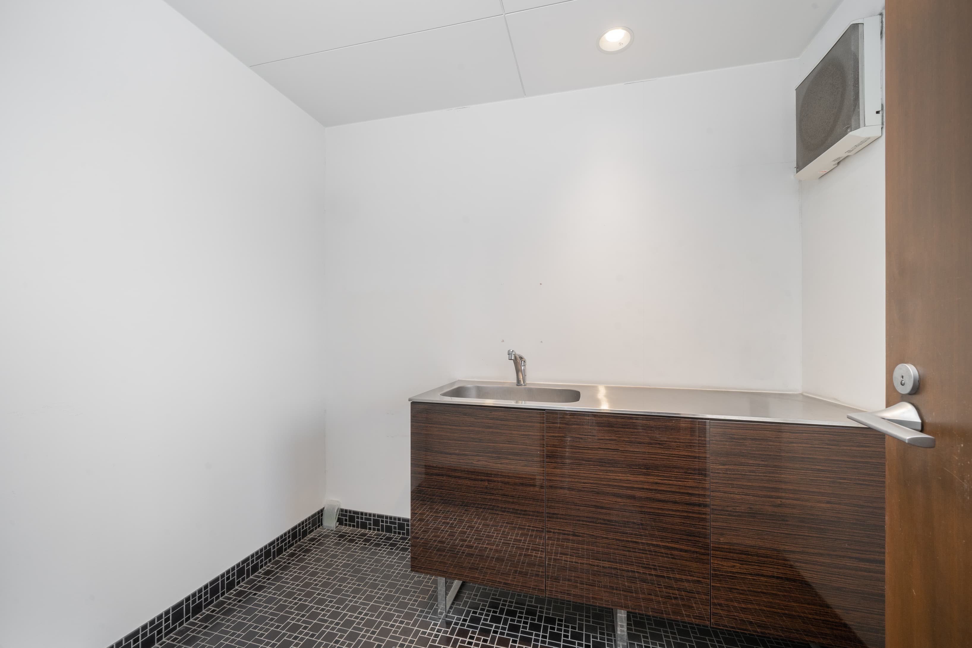 KYOTO, Kawaramachi Oike (Open Office) image 4