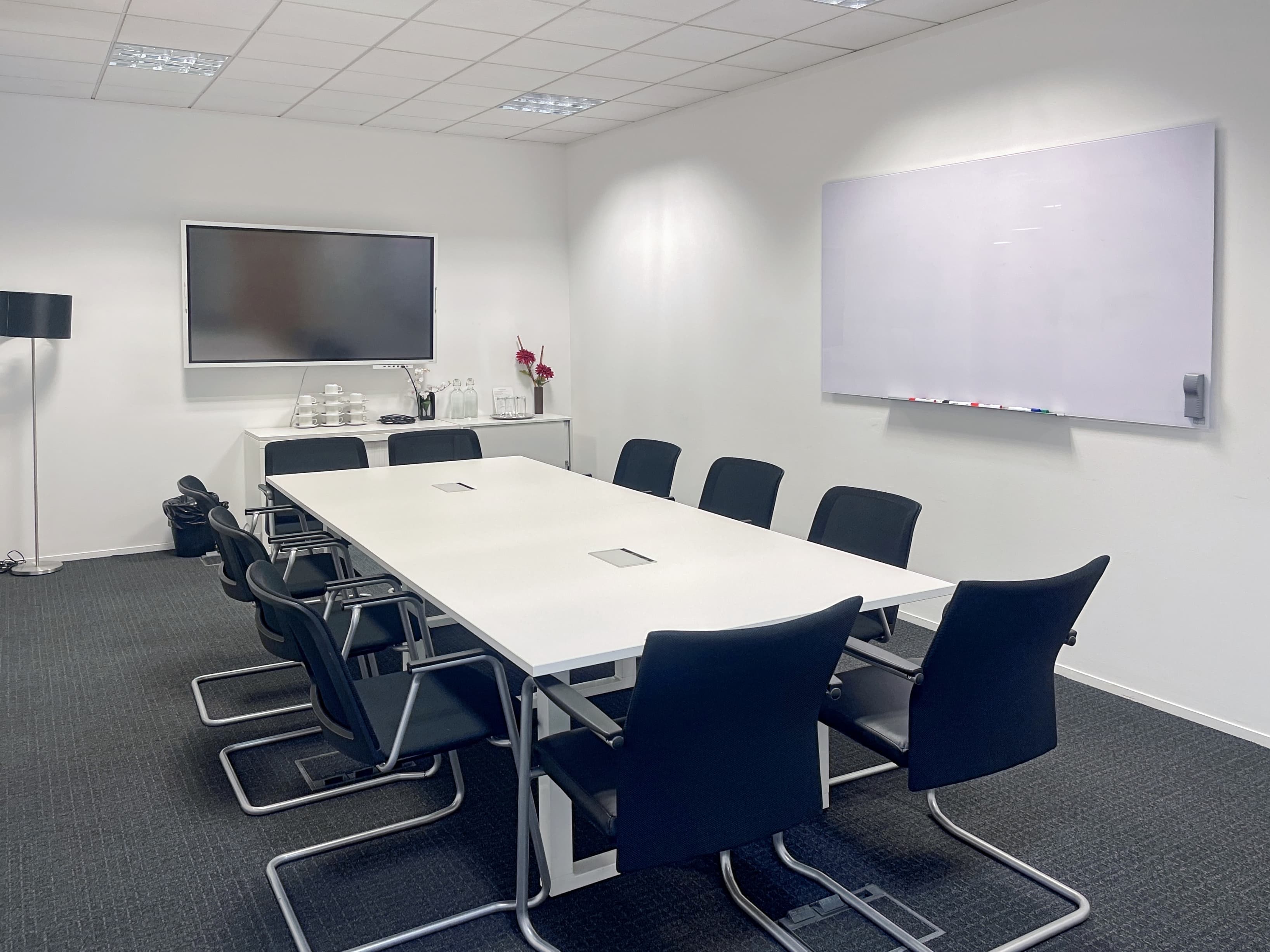 BRACKNELL, Arlington Square image 7