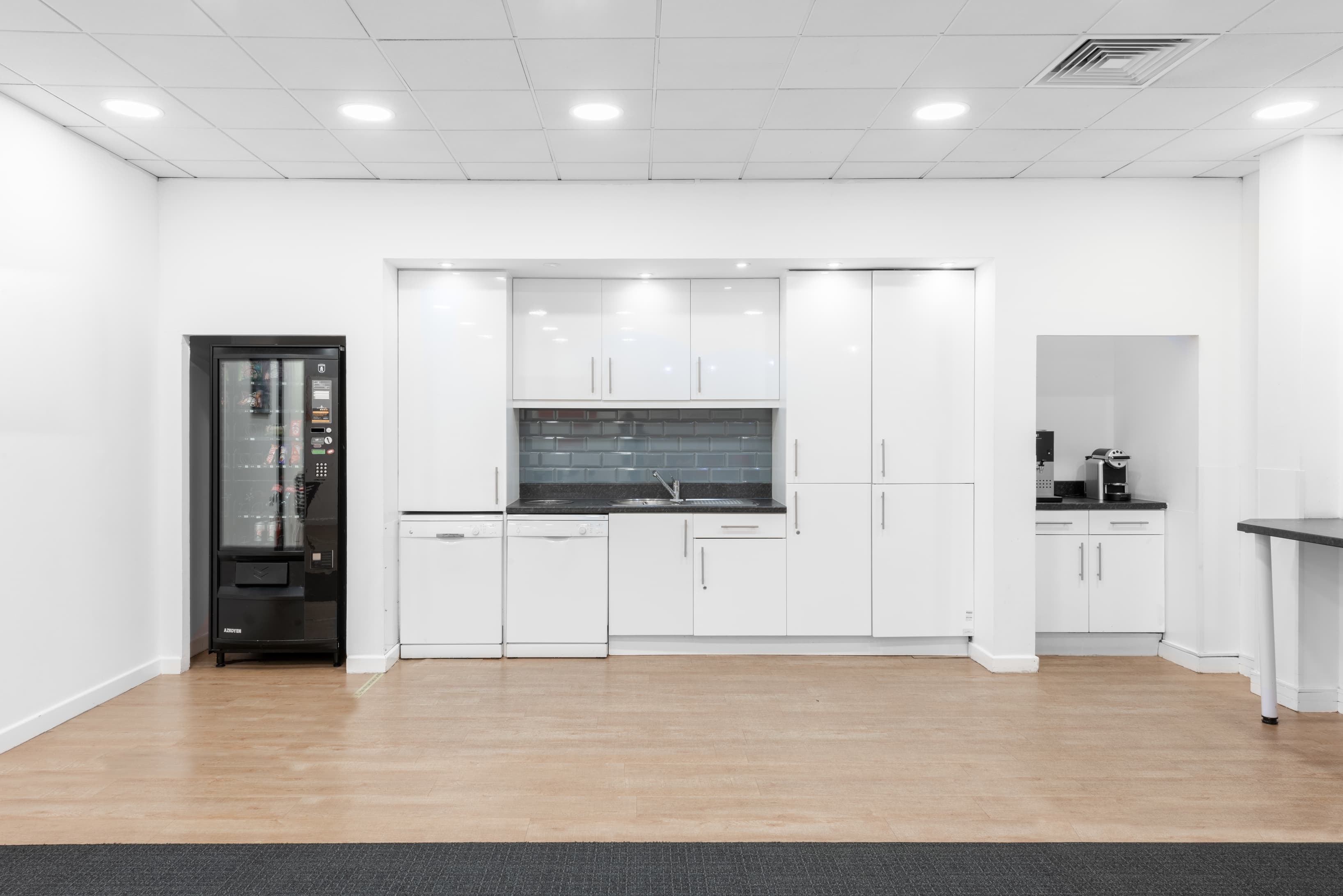 MANCHESTER, Airport image 6