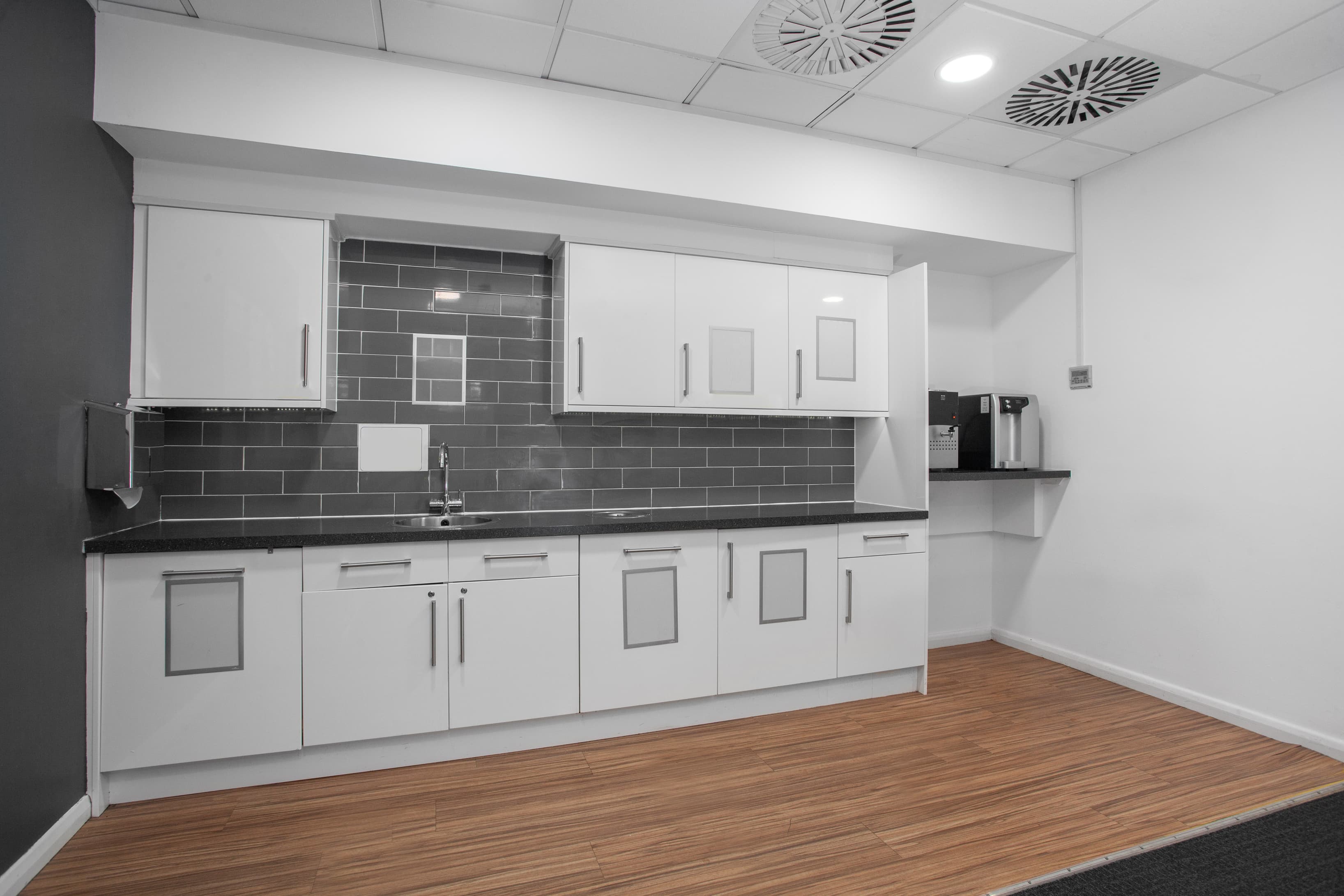 NOTTINGHAM, East Midlands Airport image 3 NOTTINGHAM, East Midlands Airport image 3