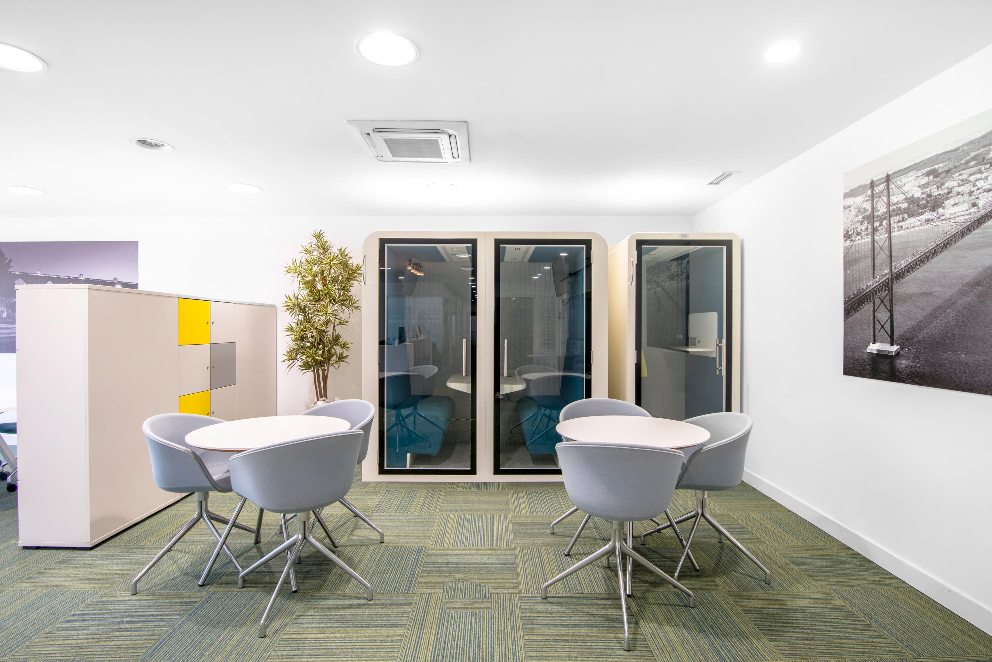 LISBON, Avenida da Republica image 9