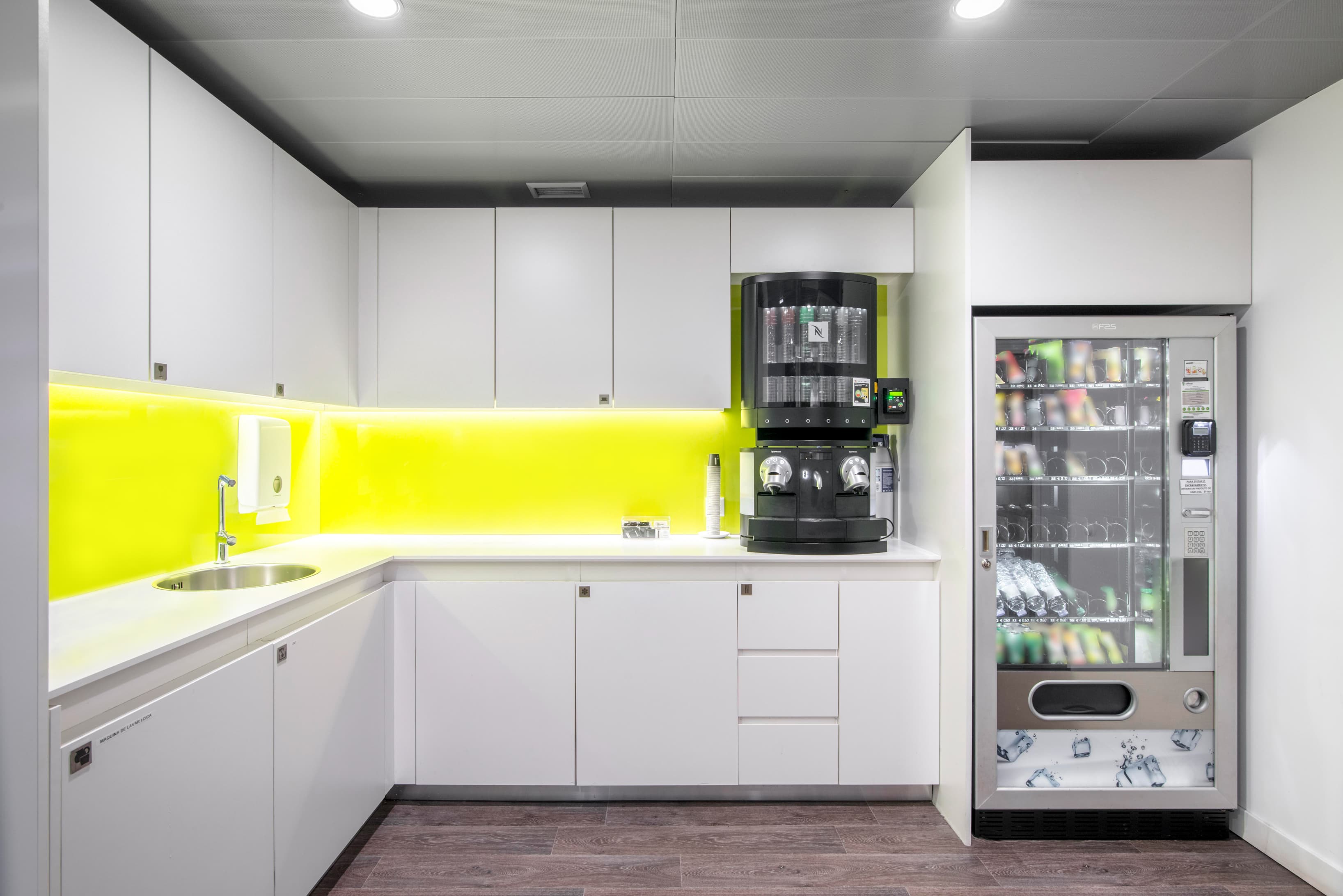 LISBON, Avenida da Republica image 6