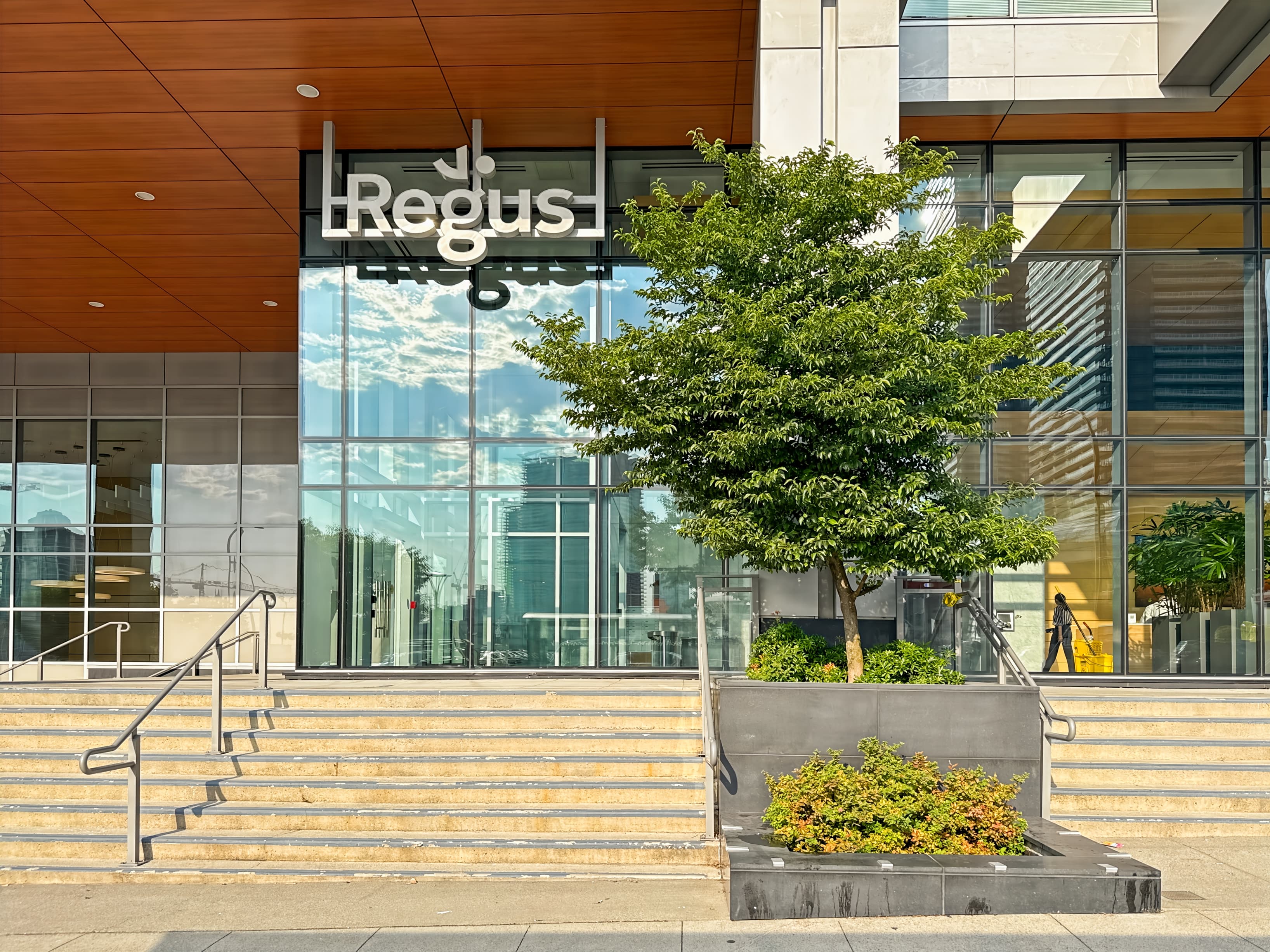 BC, Burnaby - Solo District image 6