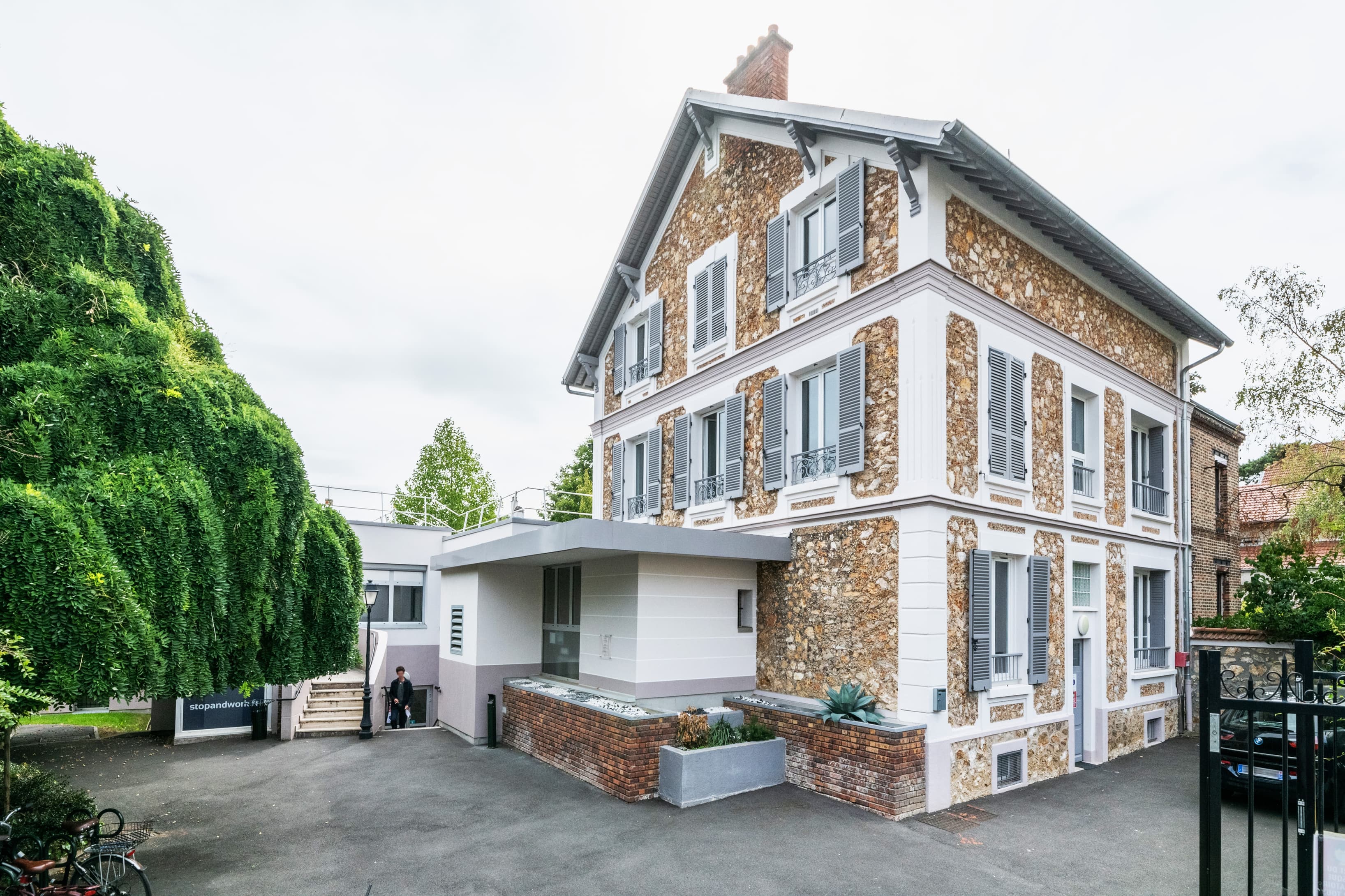 BOURG-LA-REINE, Stop & Work Bourg-la-Reine image 1 BOURG-LA-REINE, Stop & Work Bourg-la-Reine image 1