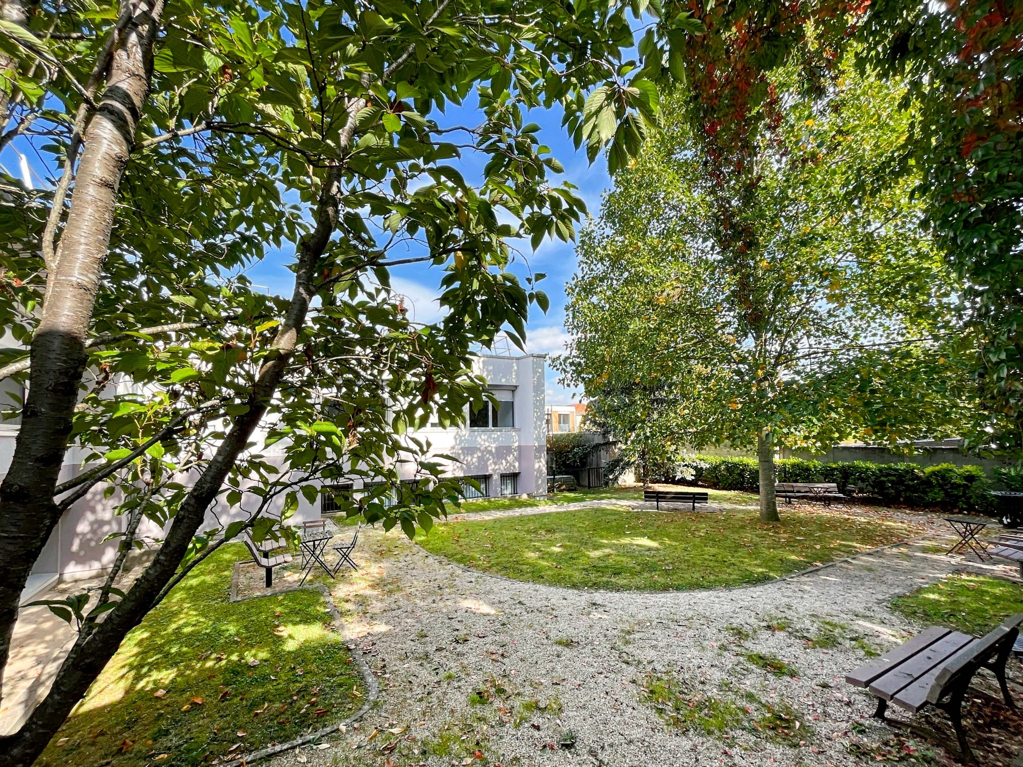 BOURG-LA-REINE, Stop & Work Bourg-la-Reine image 4 BOURG-LA-REINE, Stop & Work Bourg-la-Reine image 4