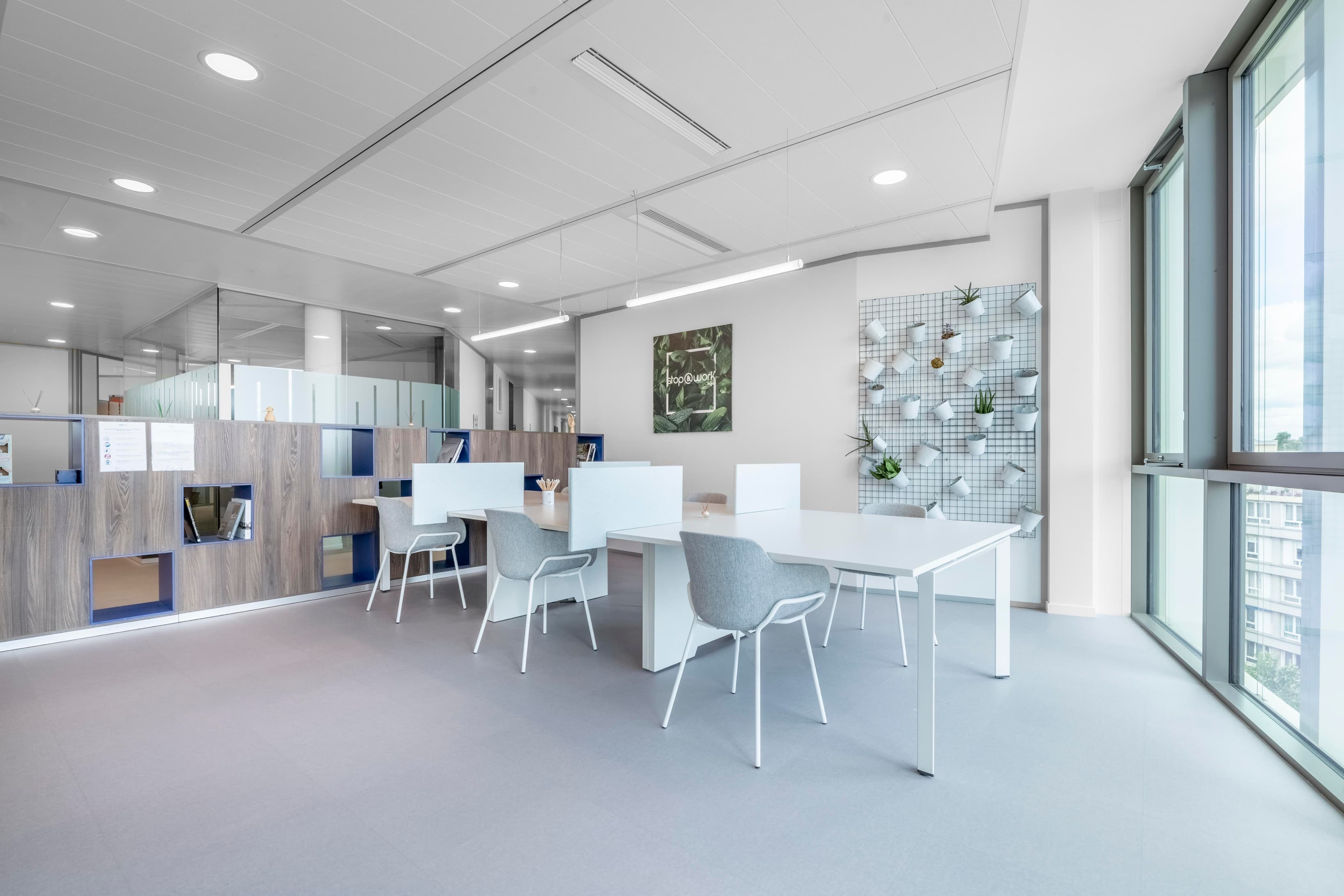 Stop & Work Versailles Chantier image 3 Stop & Work Versailles Chantier image 3