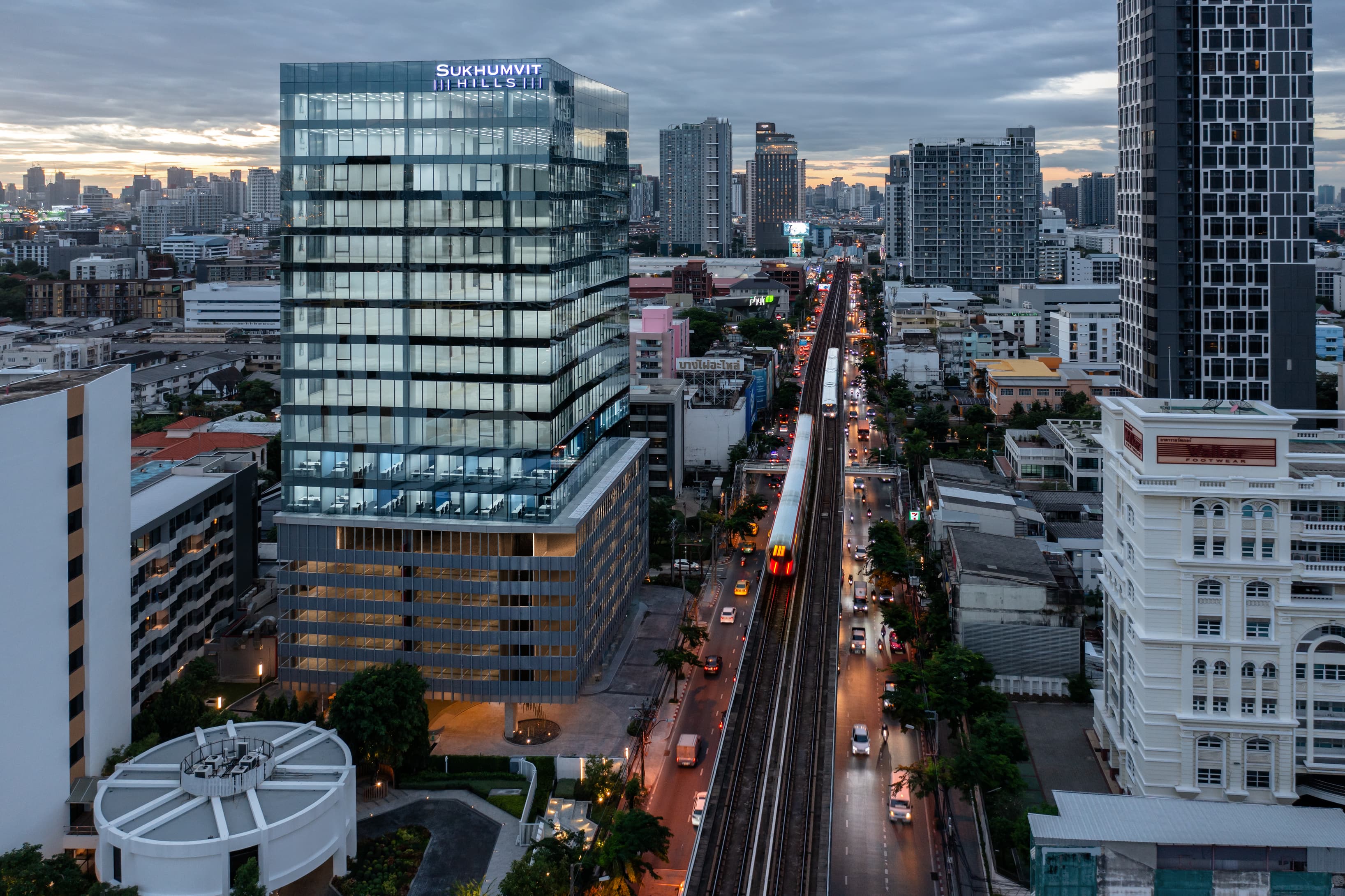Bangkok, Sukhumvit Hills image 3