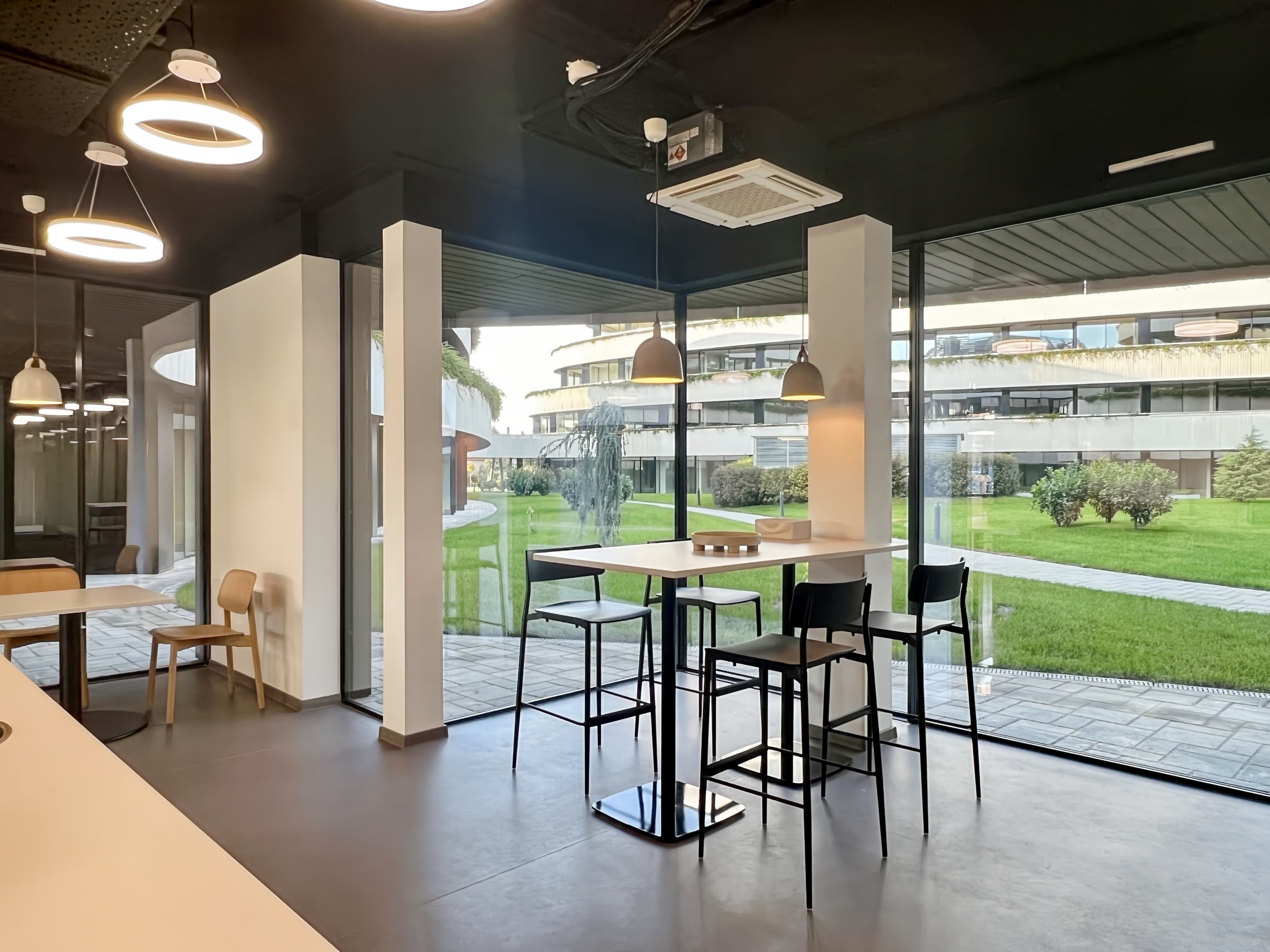 Szeged, Cedrus Offices image 7