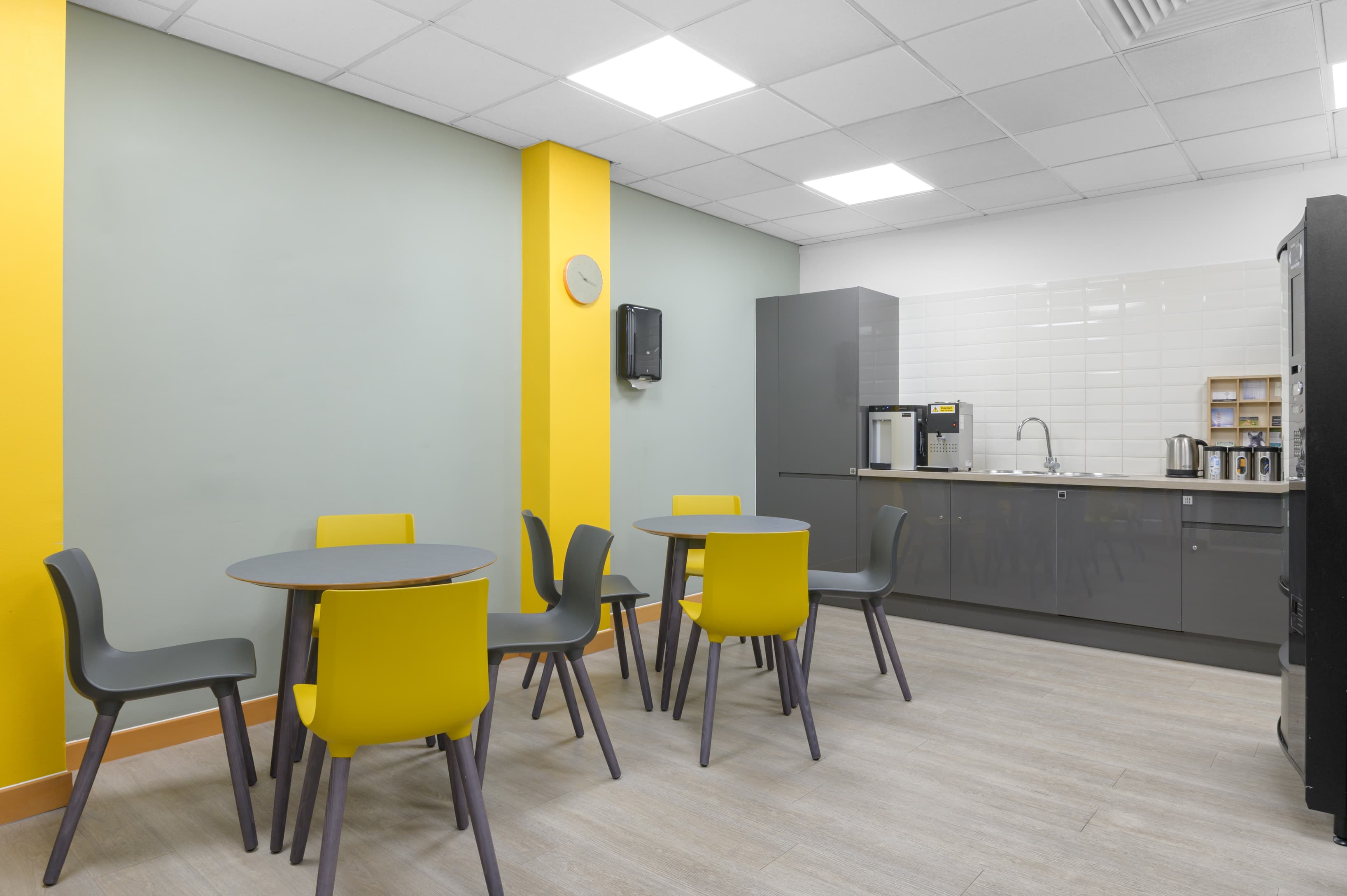 WINDSOR, Thames Street image 8