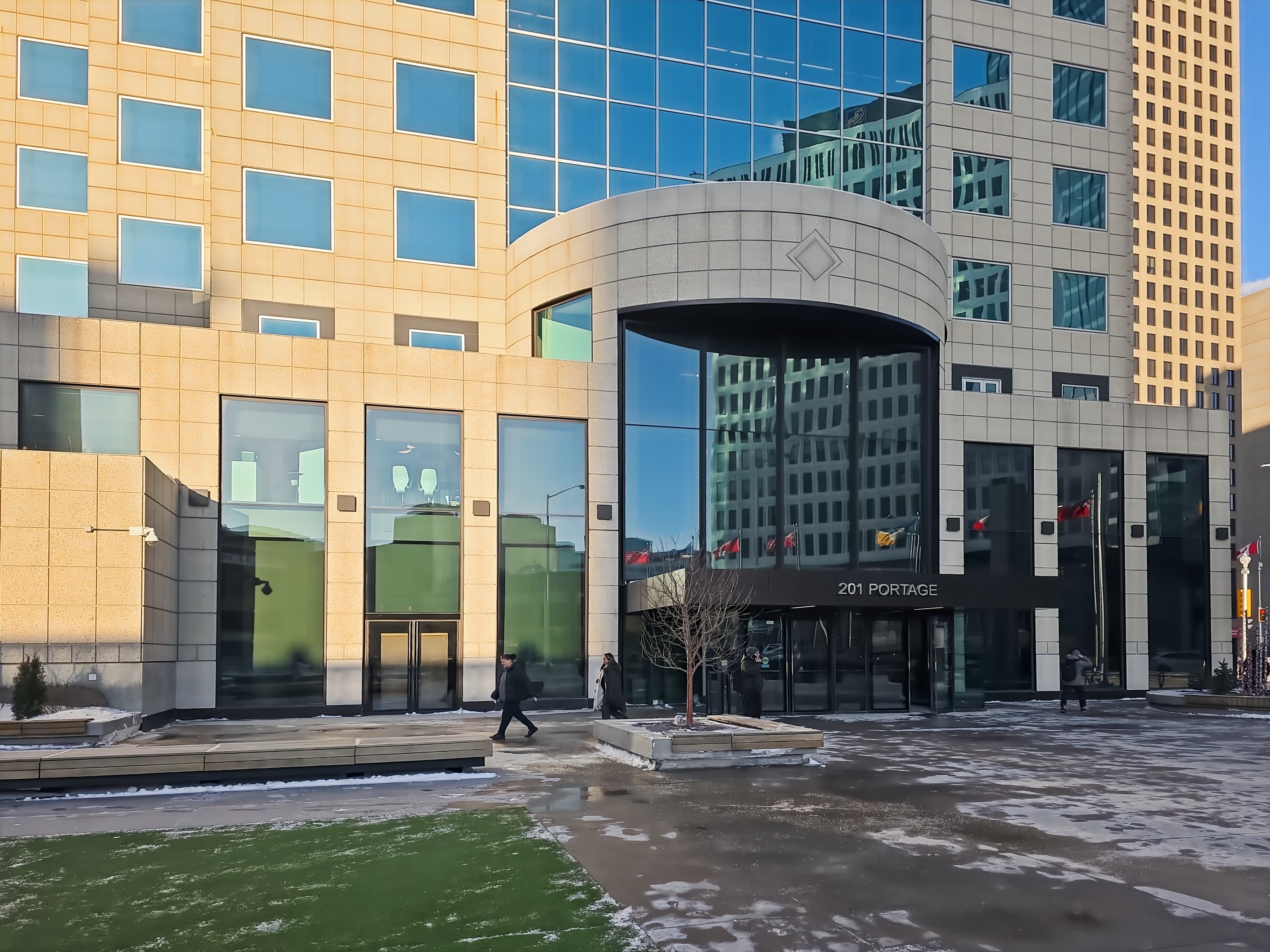 MB, Winnipeg – 201 Portage Avenue image 2