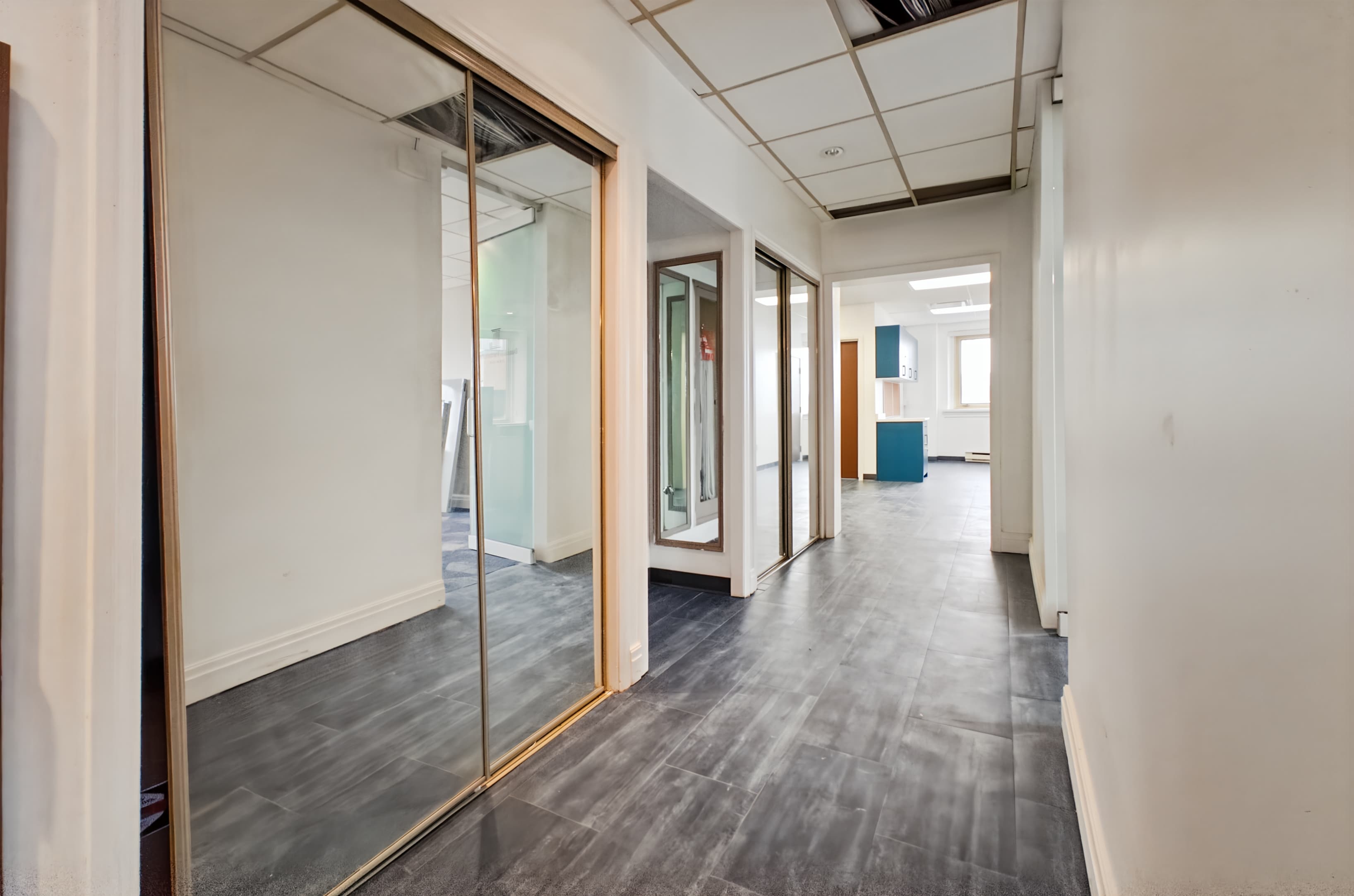 ON, St Catharines - Queen St image 1