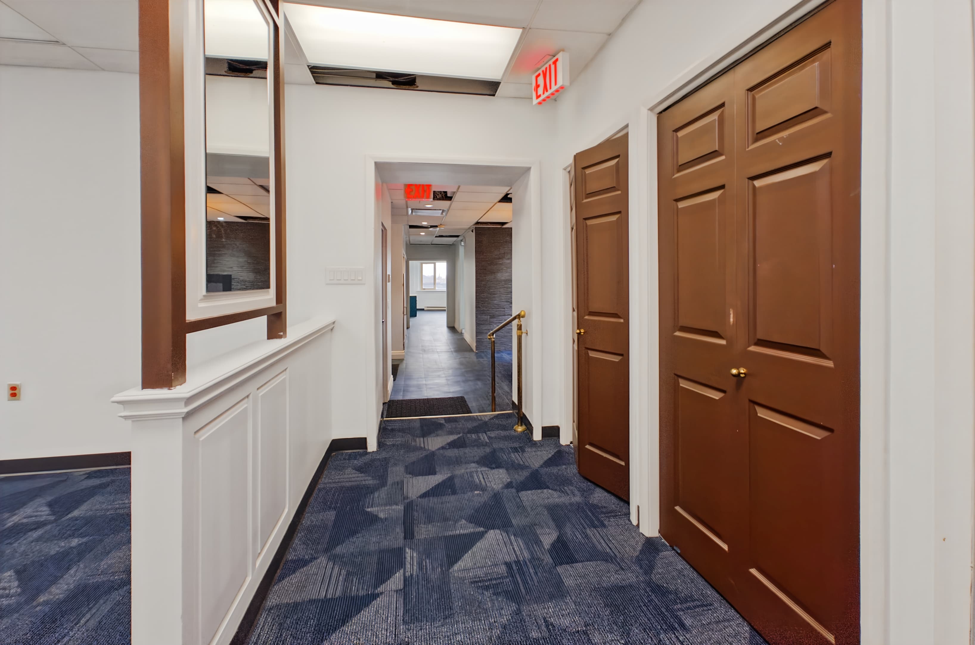 ON, St Catharines - Queen St image 5