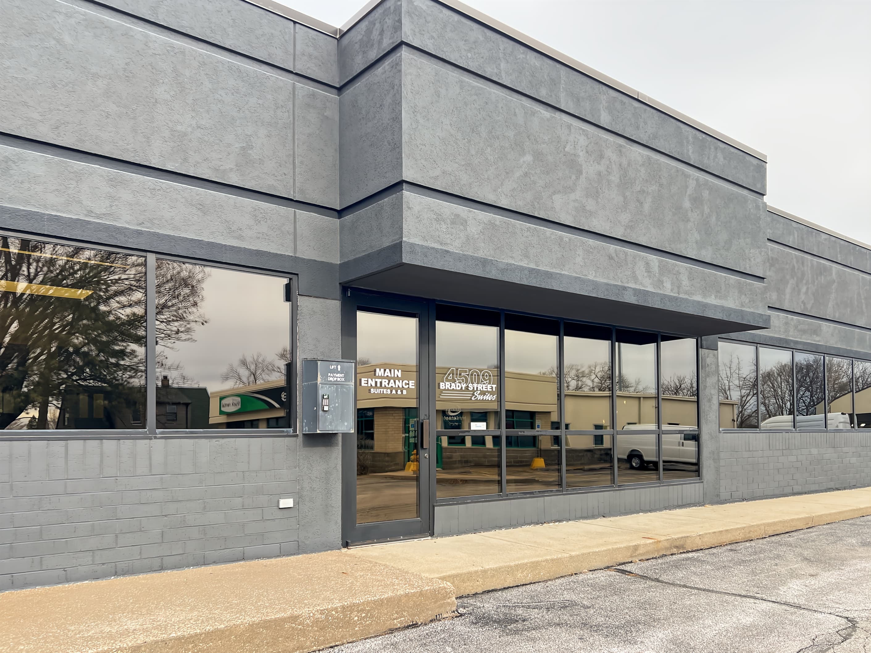 IA, Davenport - N Brady St image 4