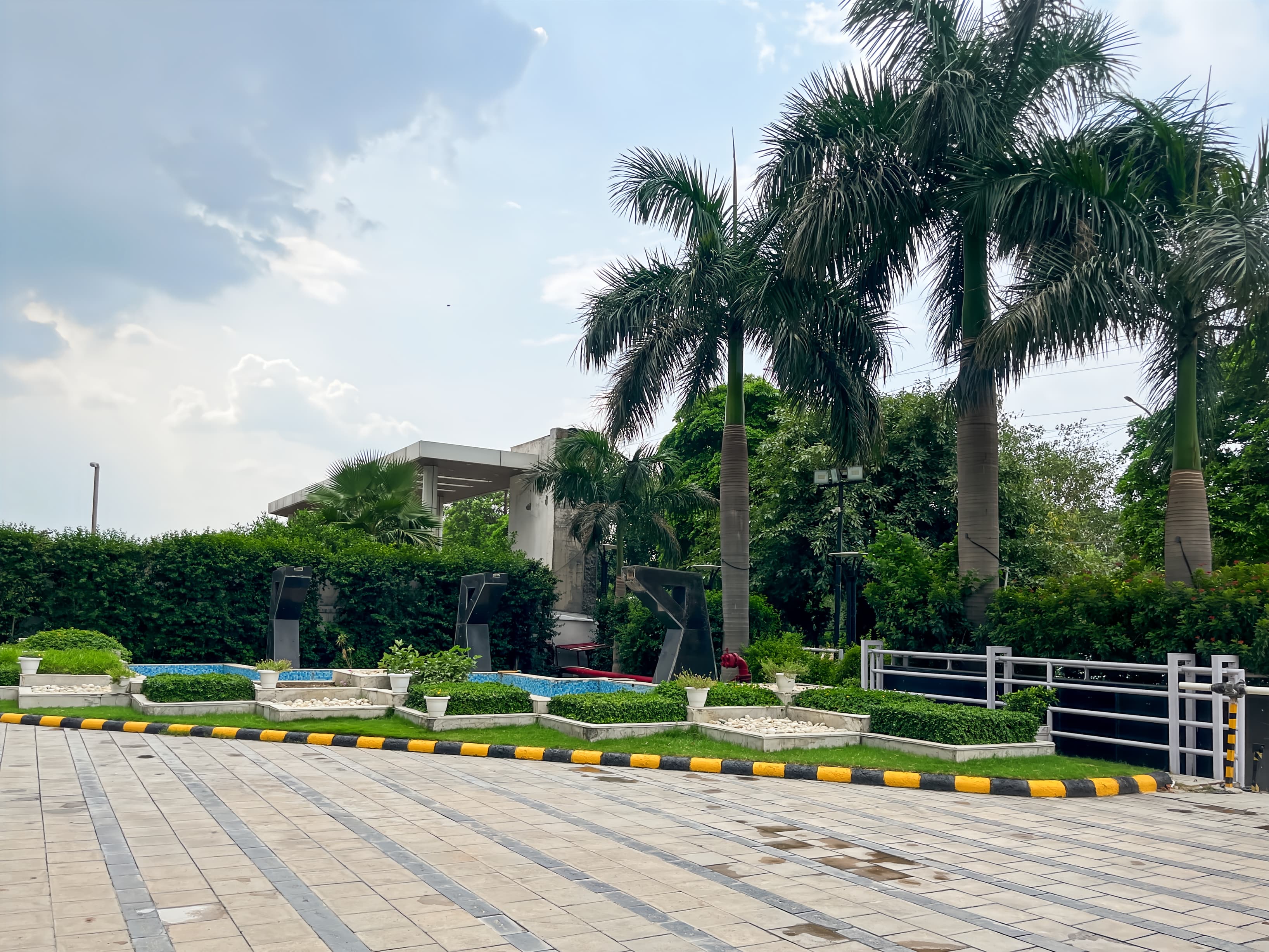 Noida, Aykon Tower image 2