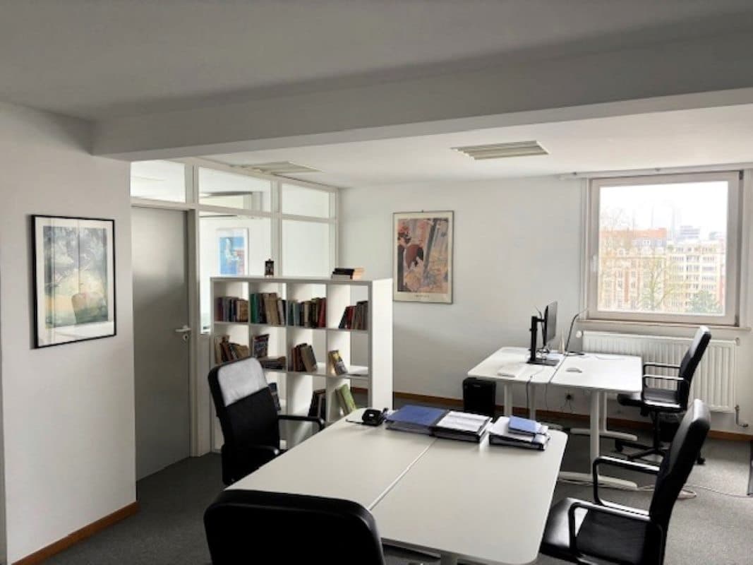 Three-piece office on the fourth floor Three-piece office on the fourth floor