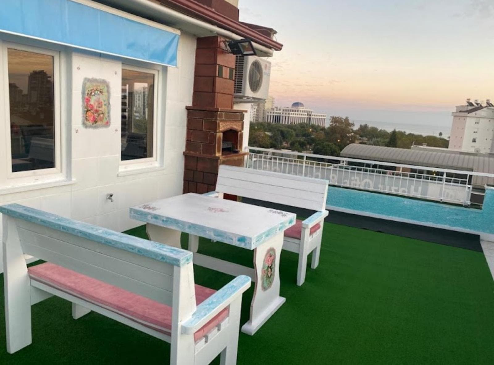 Shared common area with a relaxing sea view, perfect for breaks, networking, and informal meetings. A unique space that combi Shared common area with a relaxing sea view, perfect for breaks, networking, and informal meetings. A unique space that combi