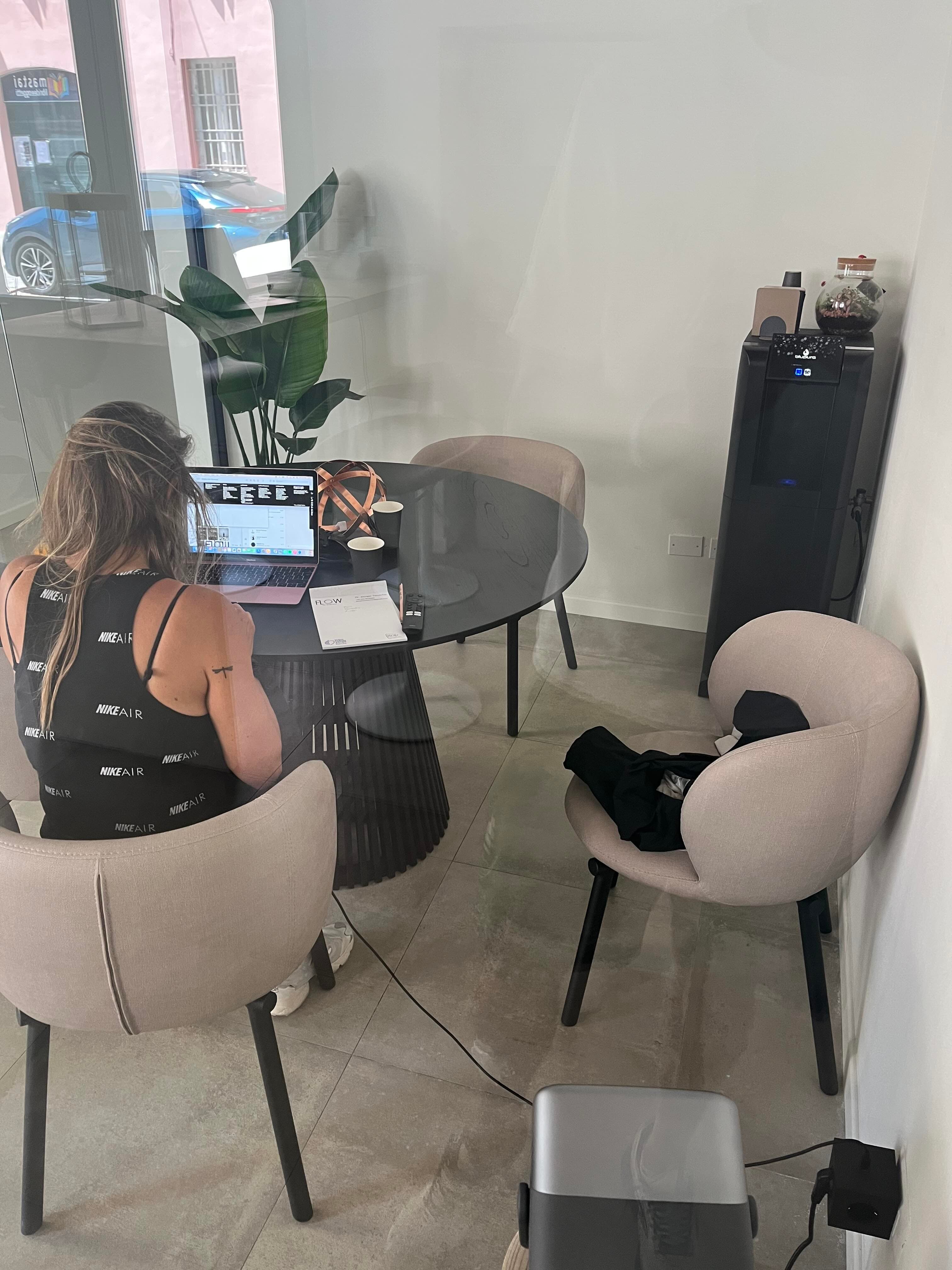 round table - 4 chairs - laser monitor