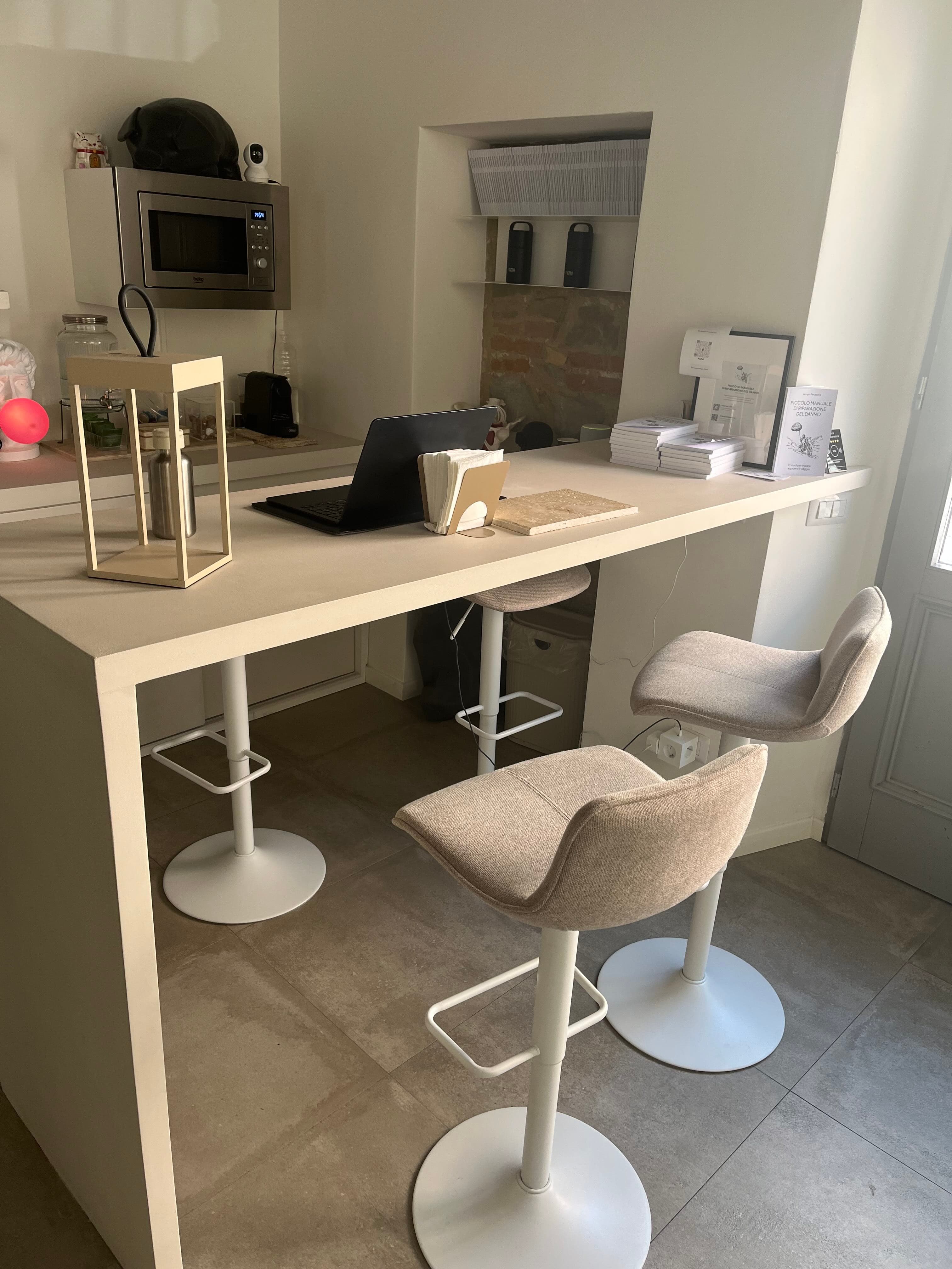 freestanding desks