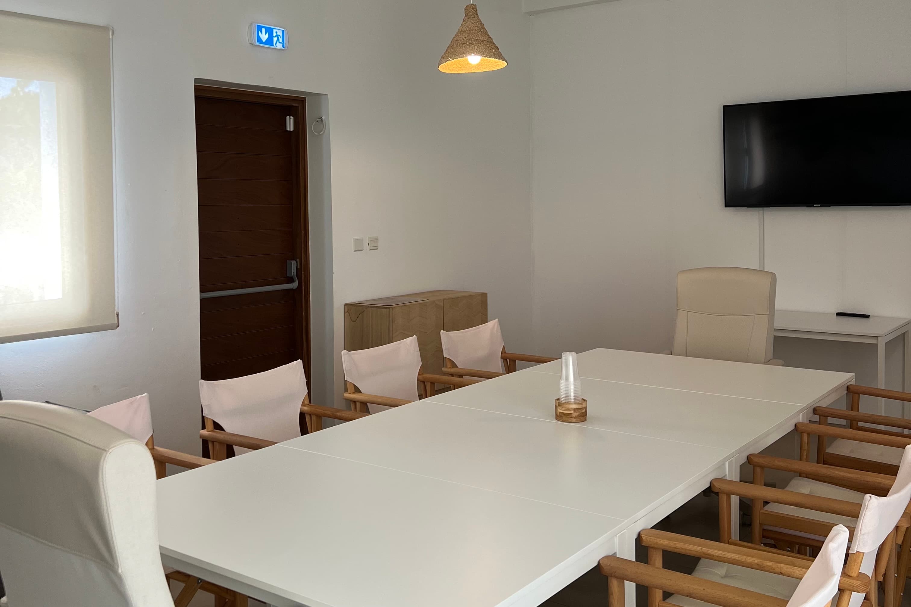 Meeting Room with a tv Meeting Room with a tv