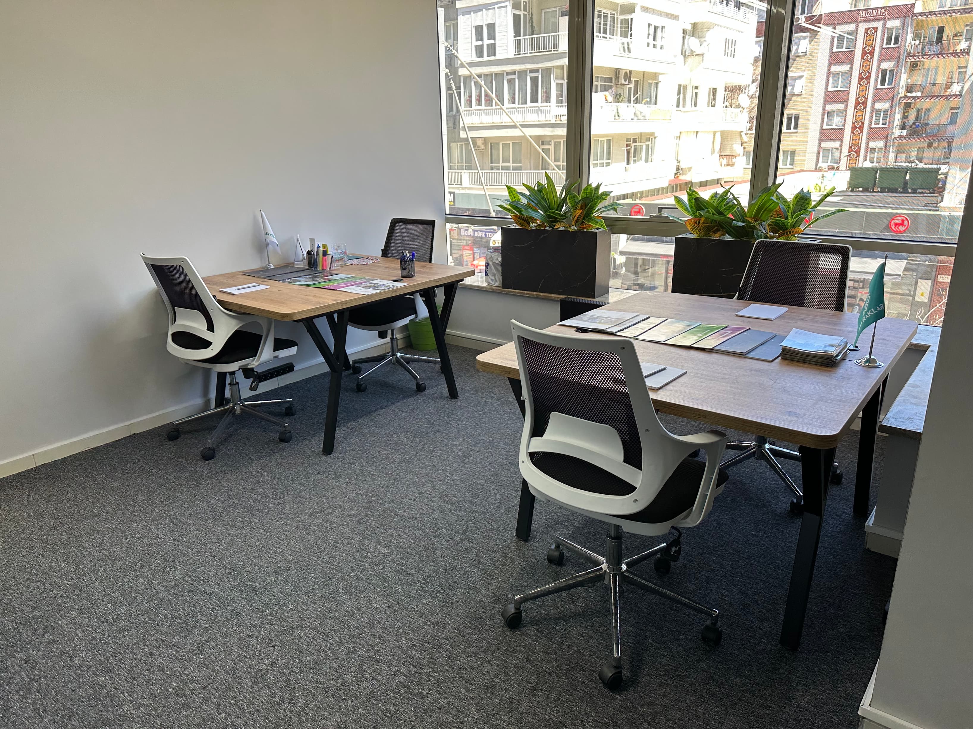 Our Creawork office services are specially prepared office rooms for you. Our Creawork office services are specially prepared office rooms for you.