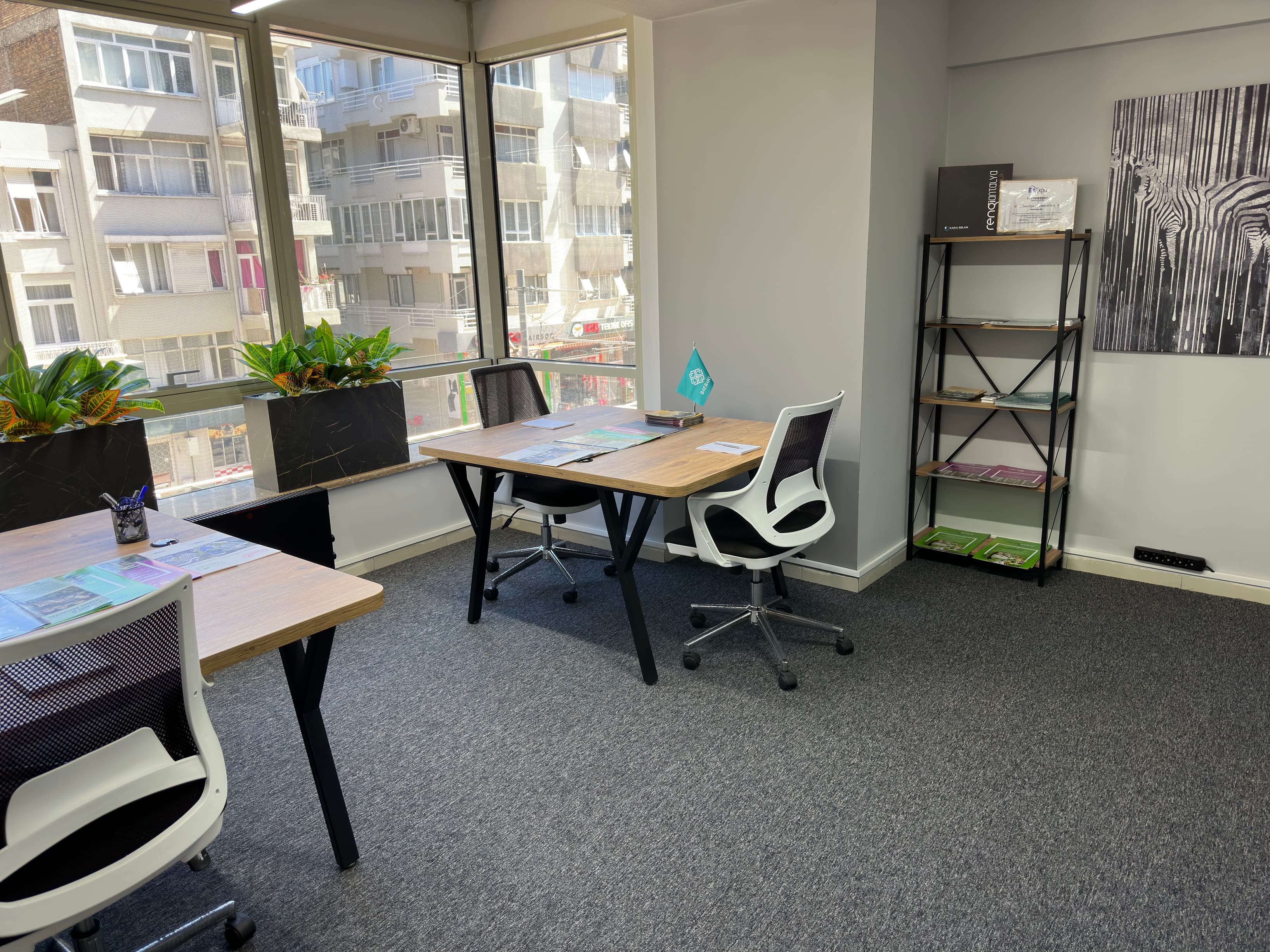 Our Creawork office services are specially prepared office rooms for you. Our Creawork office services are specially prepared office rooms for you.