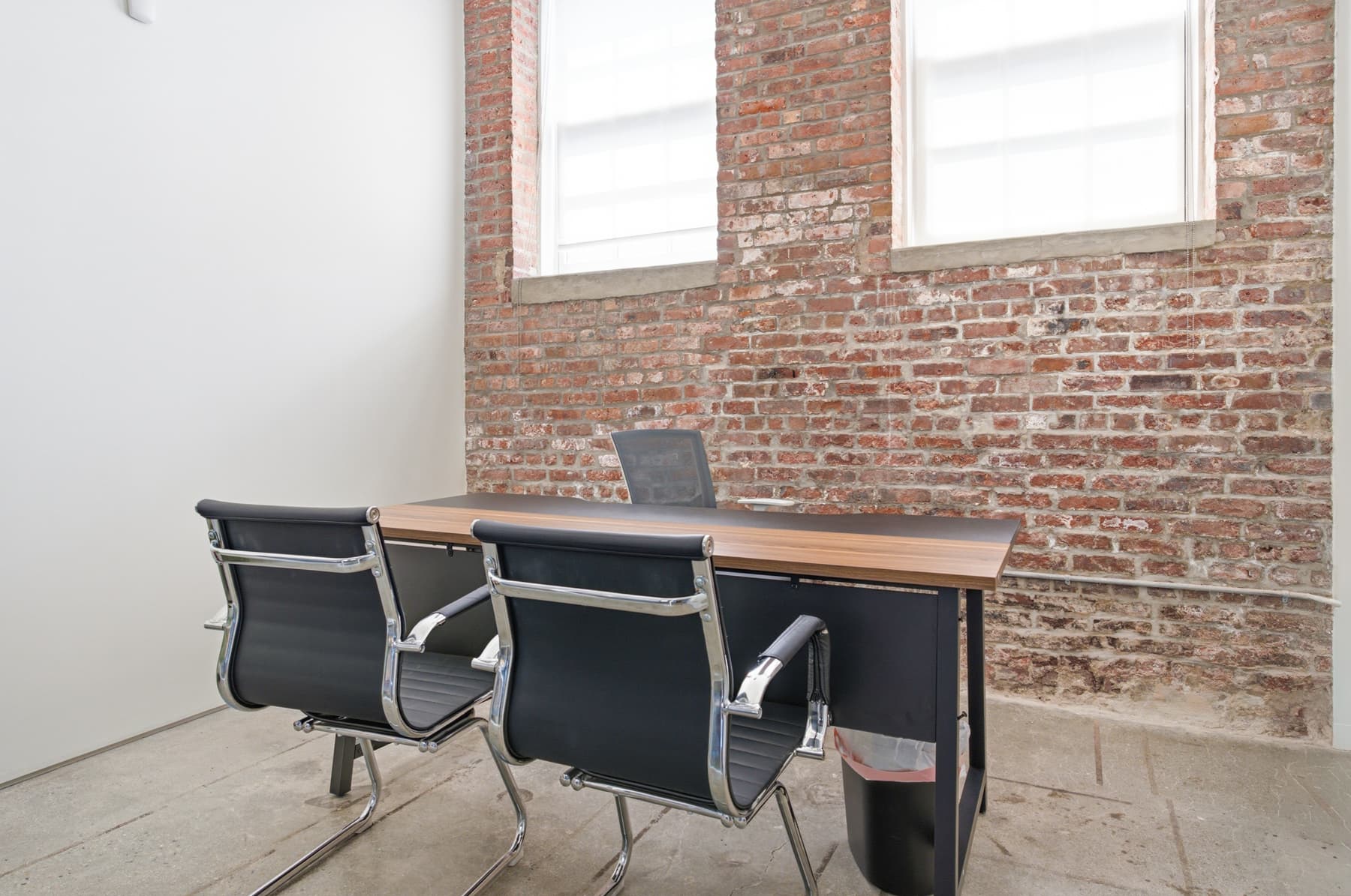 Staged office example: a meeting-ready layout for client calls. Staged office example: a meeting-ready layout for client calls.