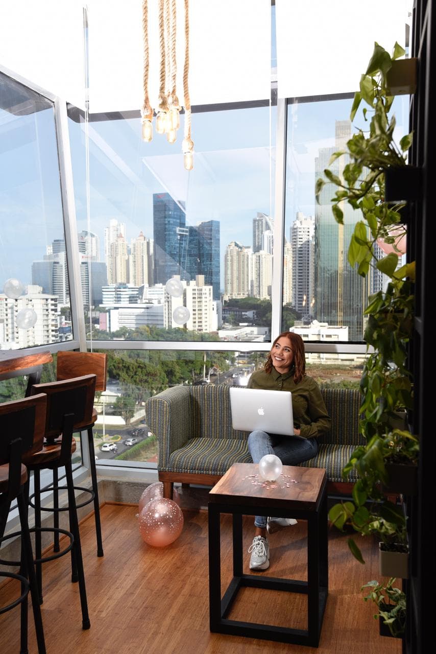 Mini bar where you can host a social event or work while enjoying a spectacular view.