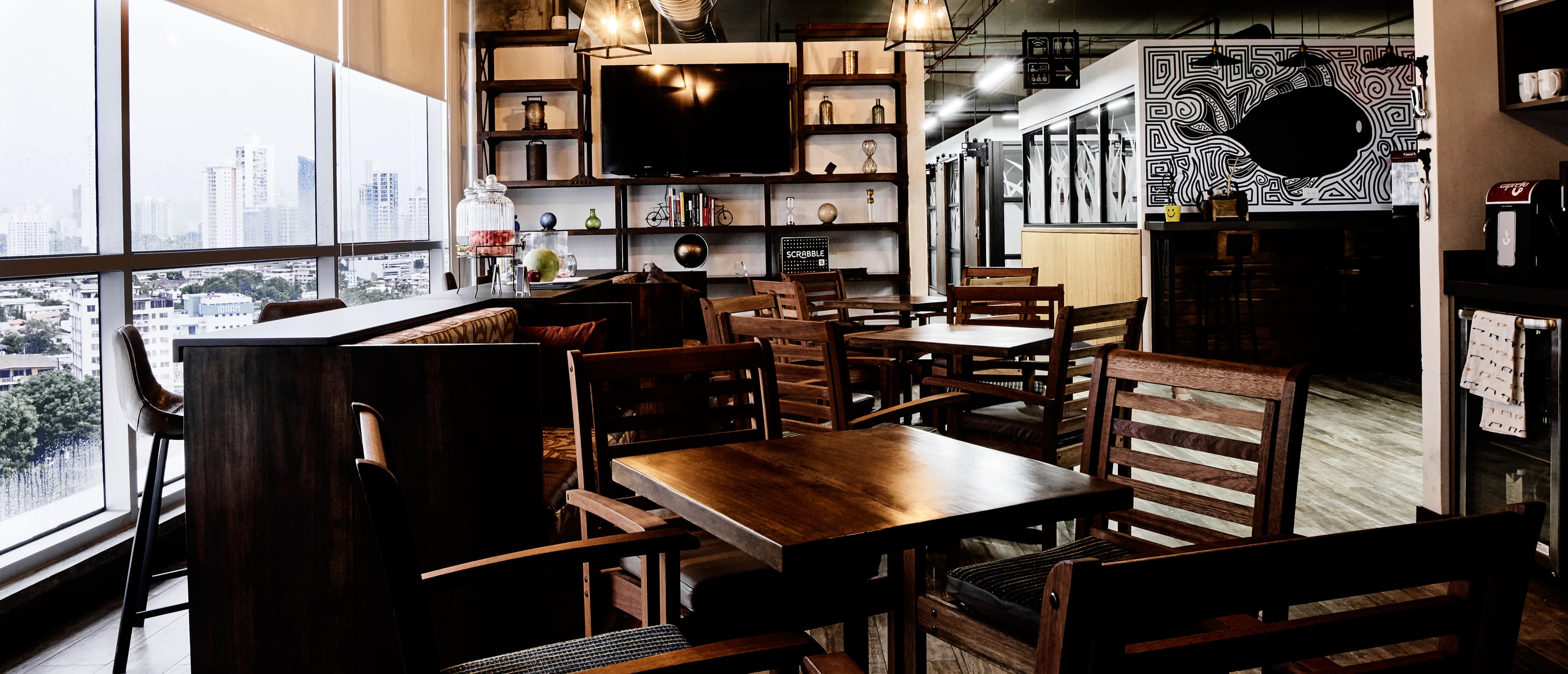 Cafeteria where you can enjoy unlimited coffee, complete tableware, and everything you need to eat comfortably.