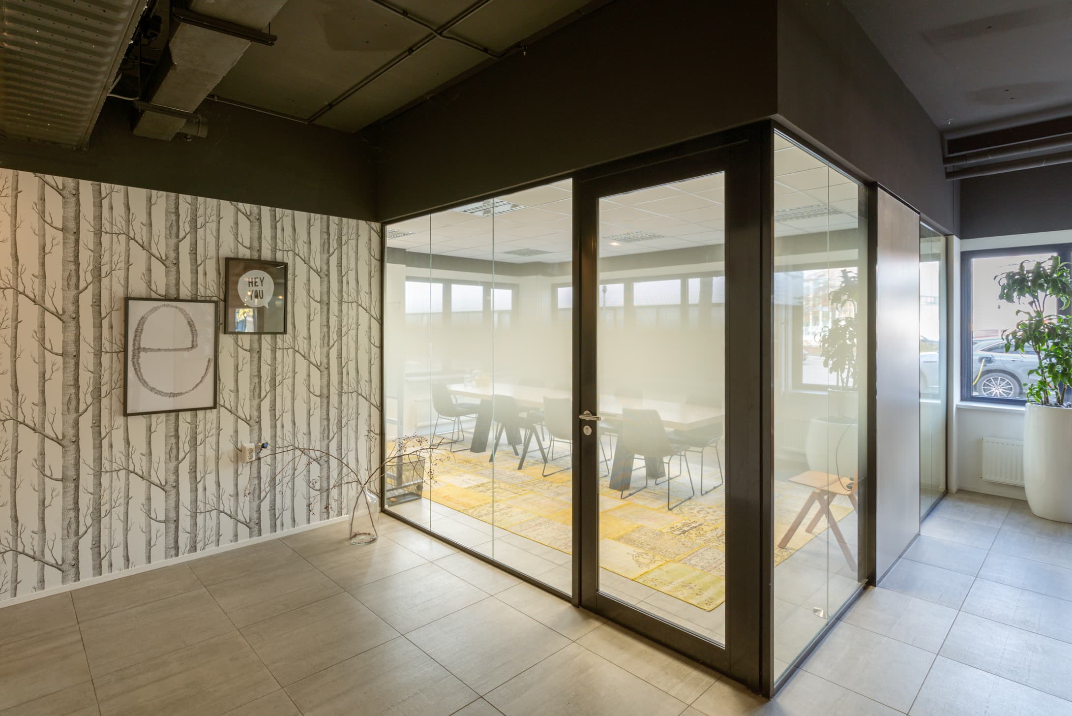 Modern glass meeting room with a bright, professional interior at Kobaltweg 11