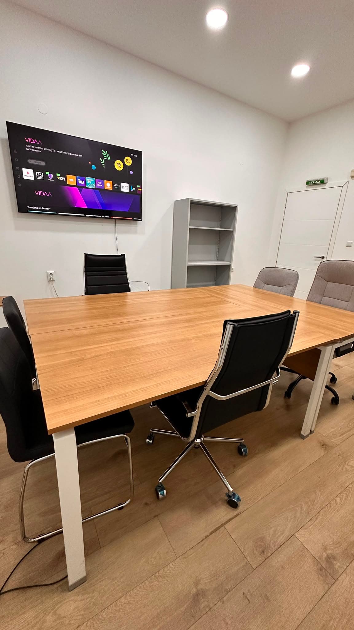 Space for 4 people at maximum. Available everyday form 07:00 till 17:00. Except for weekends, when it is available 24h. Space for 4 people at maximum. Available everyday form 07:00 till 17:00. Except for weekends, when it is available 24h.