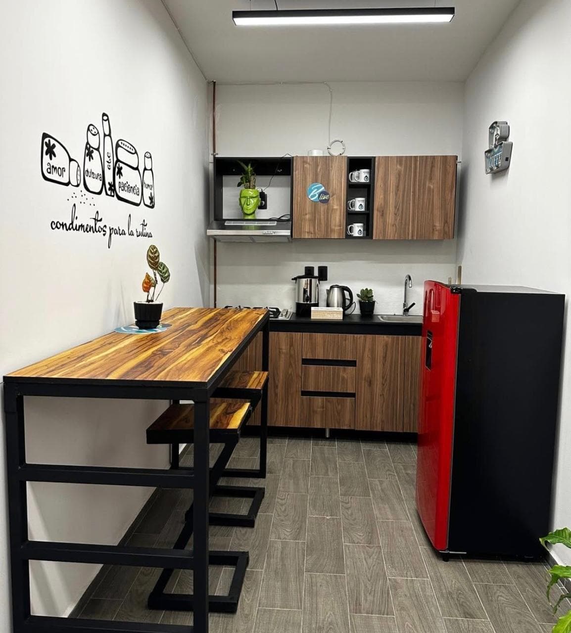 ocina equipada y barra de break. Recarga energía con café ilimitado en un espacio limpio y funcional para socios.