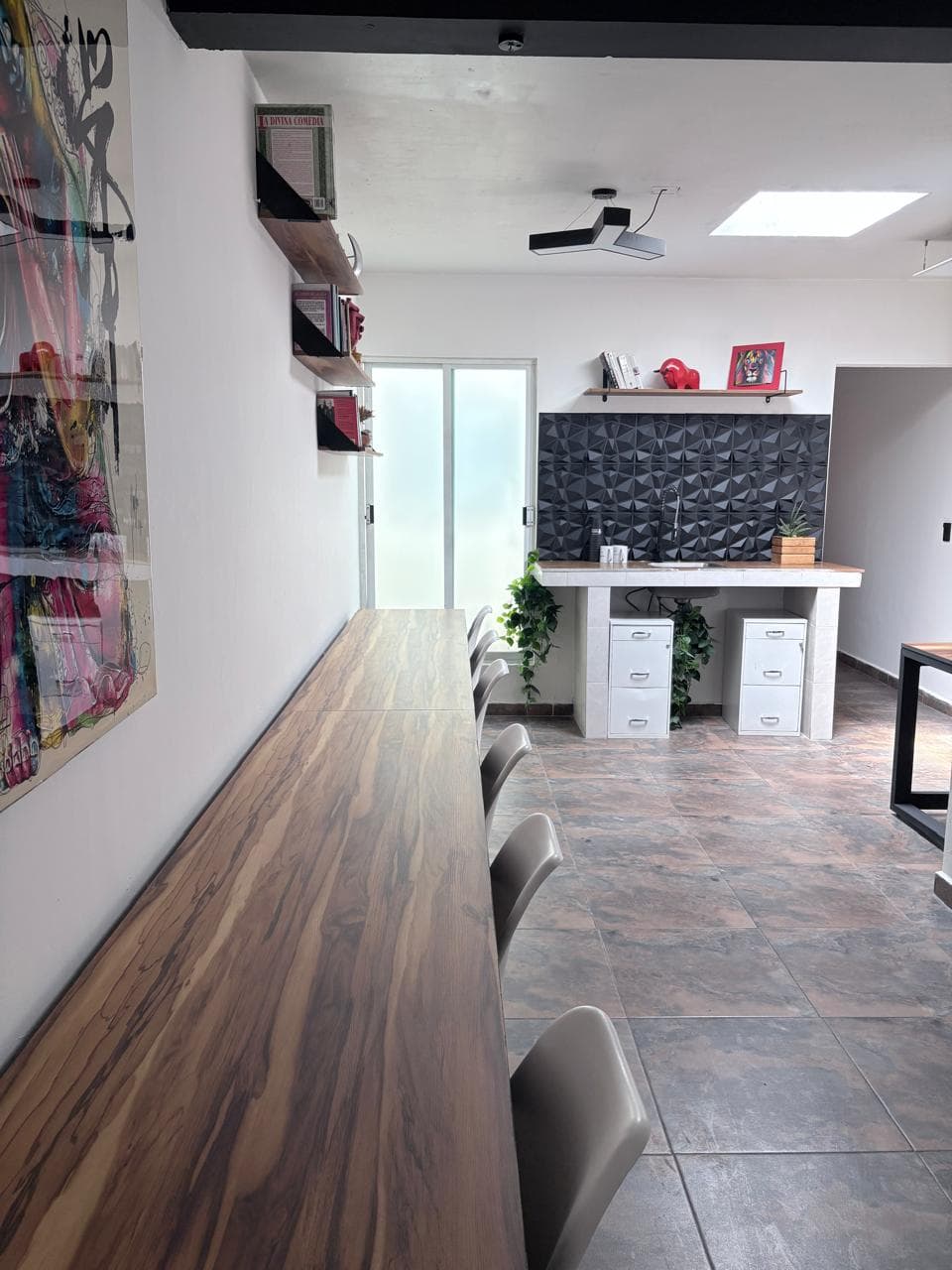 Mesas colaborativas con luz natural. Conecta con otros emprendedores en el mejor ambiente de trabajo del oriente.