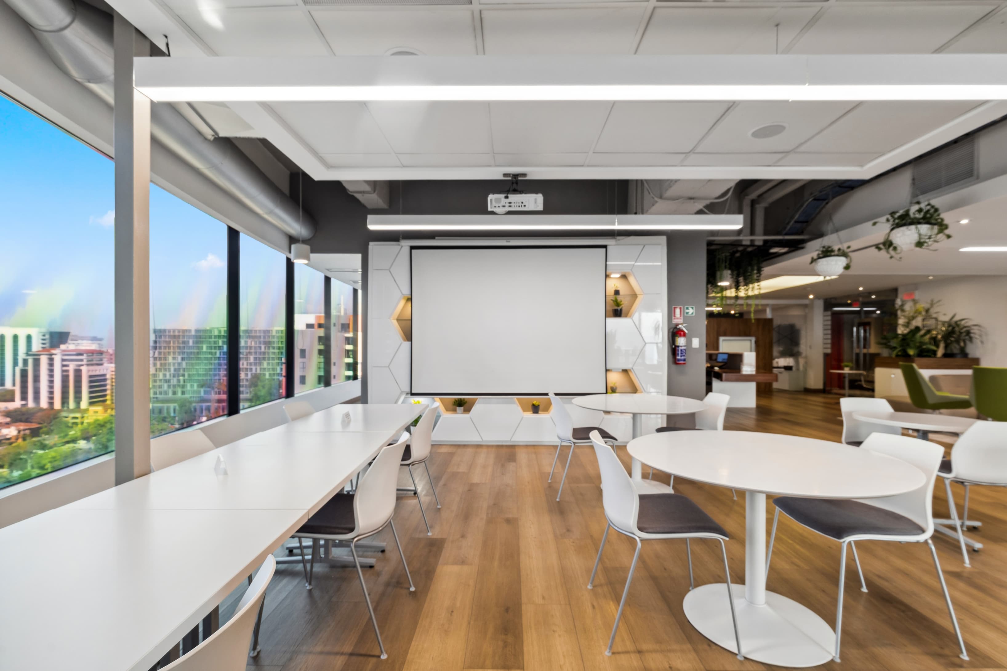 Flexible workshop and training space for teams and group sessions.