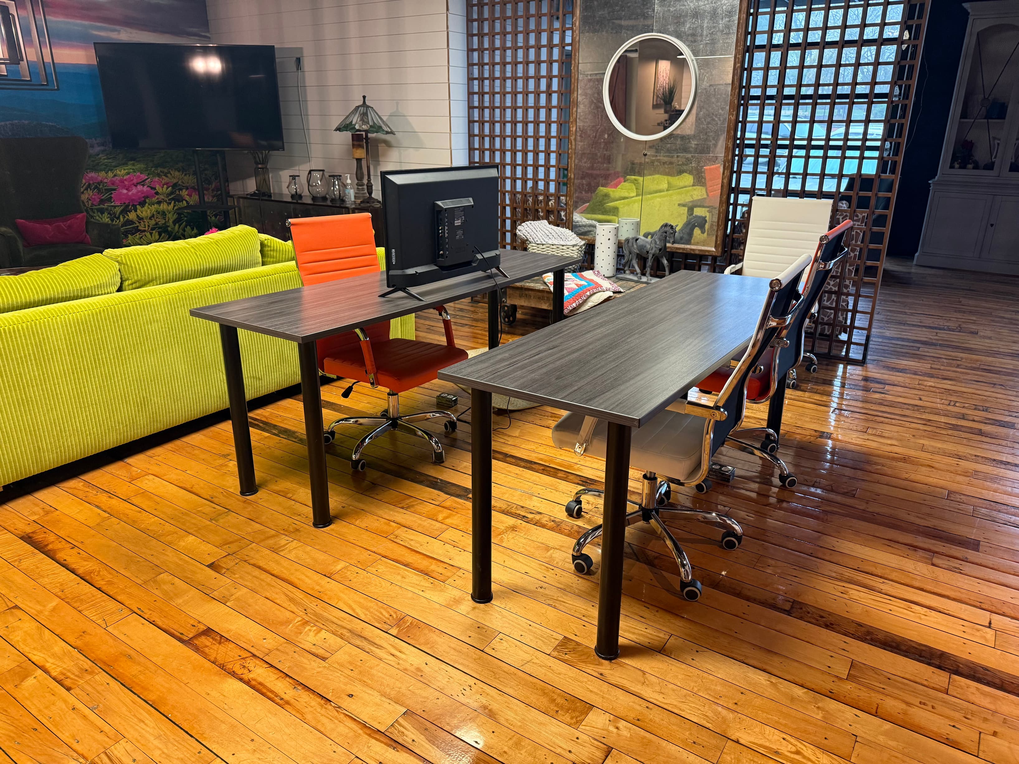 Open, flexible seating perfect for drop-in workdays. Plug in, get focused, and enjoy a no-commitment workspace.