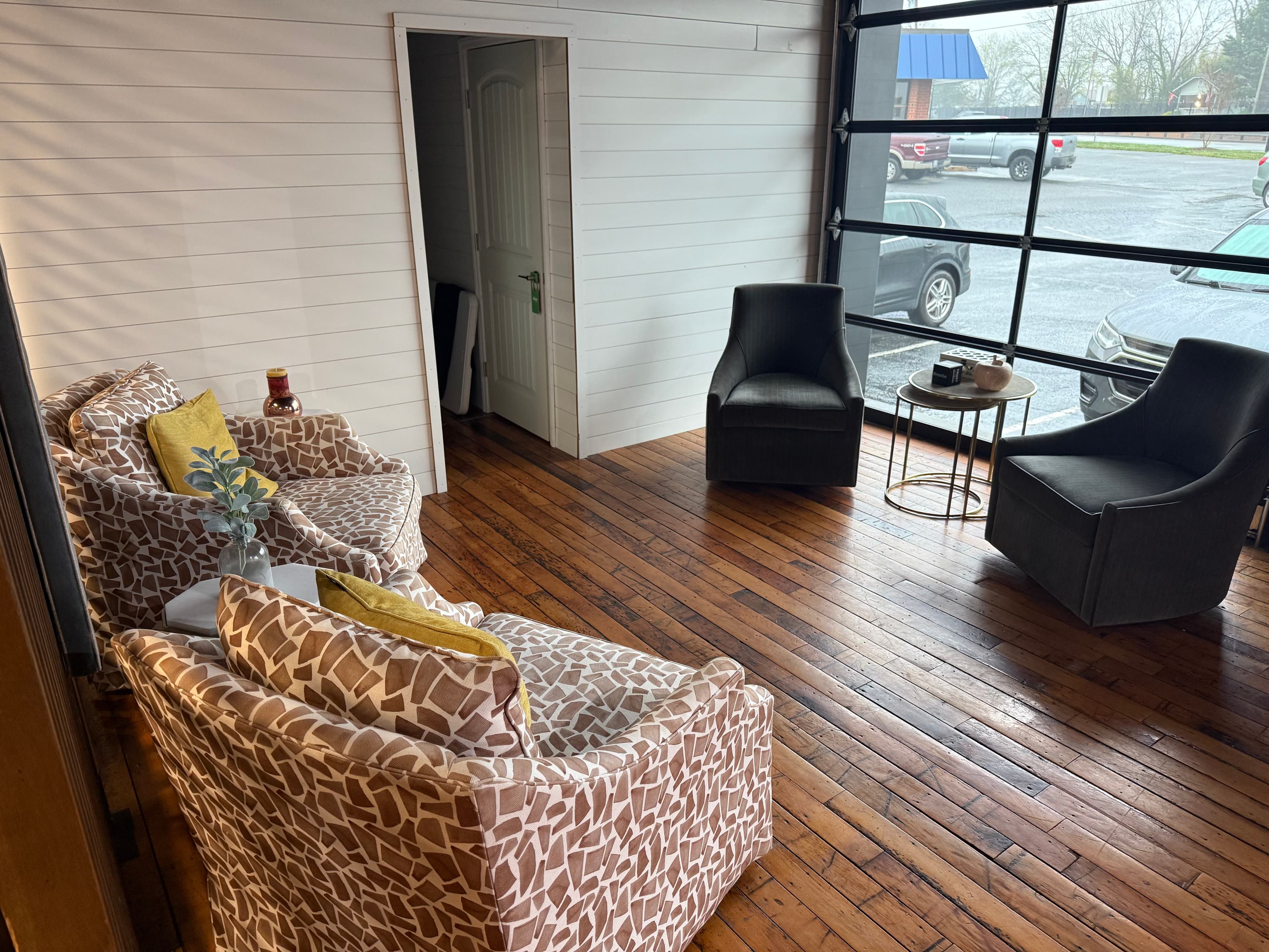 Relaxed lounge areas perfect for informal chats, quick breaks, or a creative change of scenery during your day.