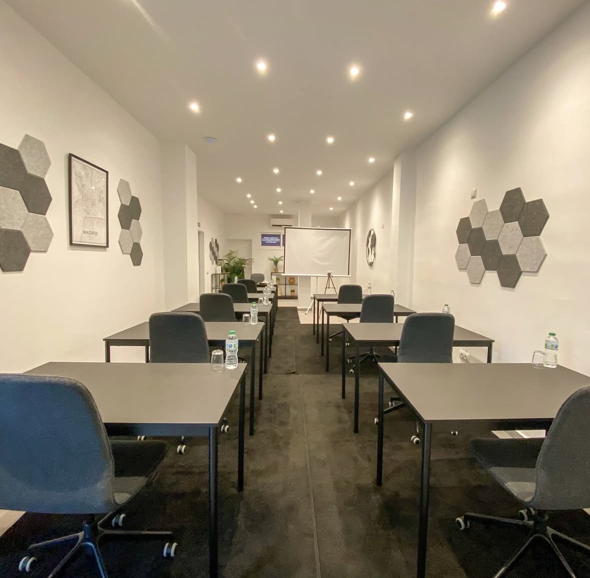 Flexible workspace for coworking, meetings and workshops
