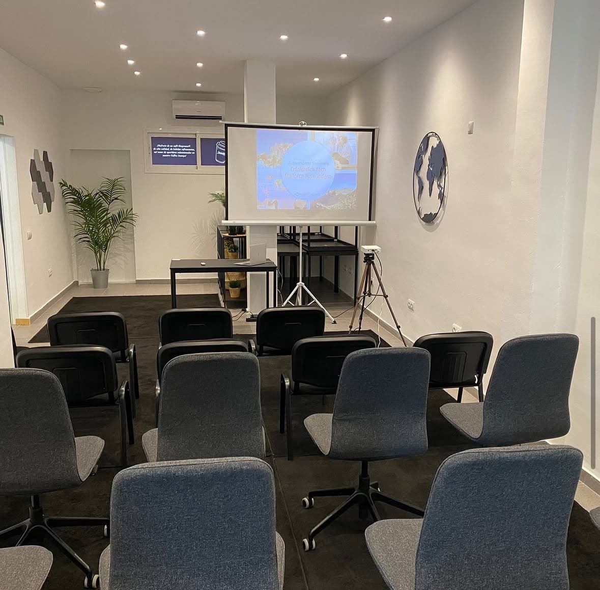 Workshop room with projector and seminar seating