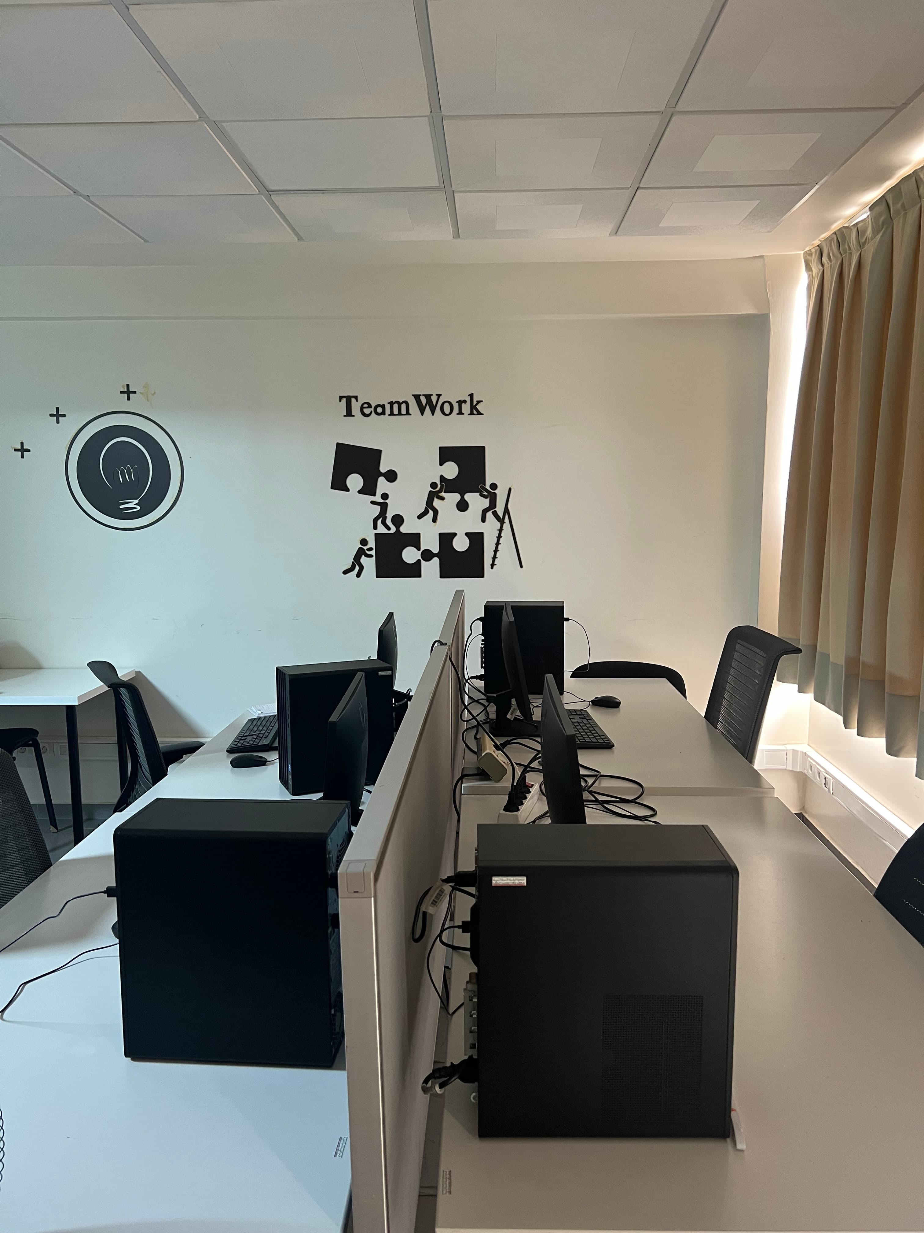 Premium desks with equipment Premium desks with equipment