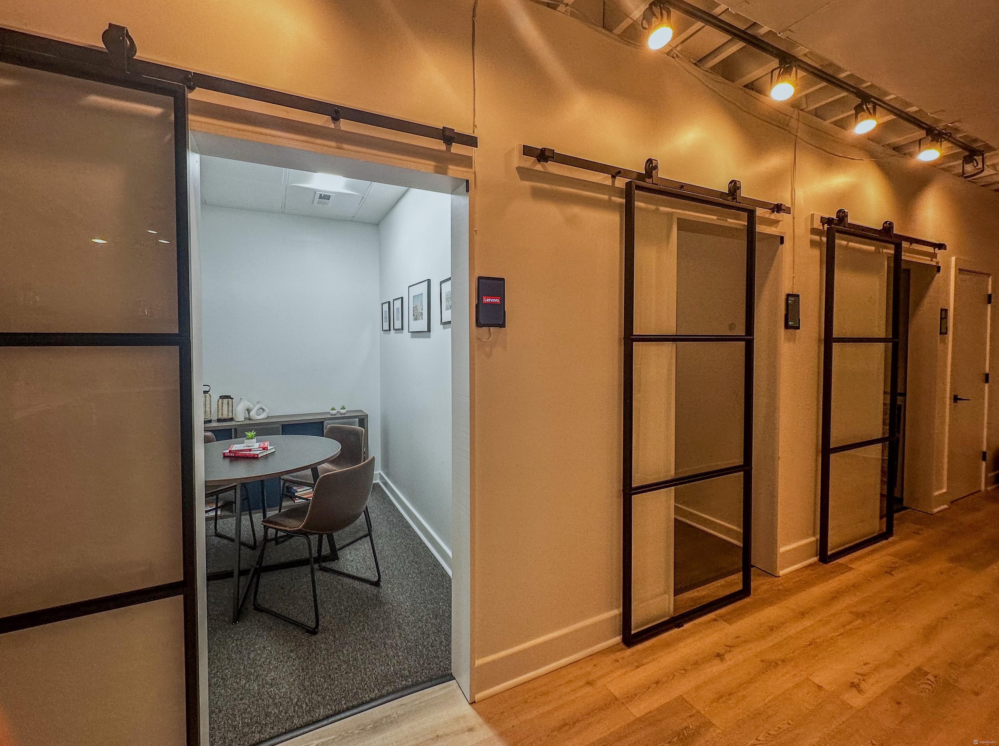 Multiple conference rooms for several people. Multiple conference rooms for several people.