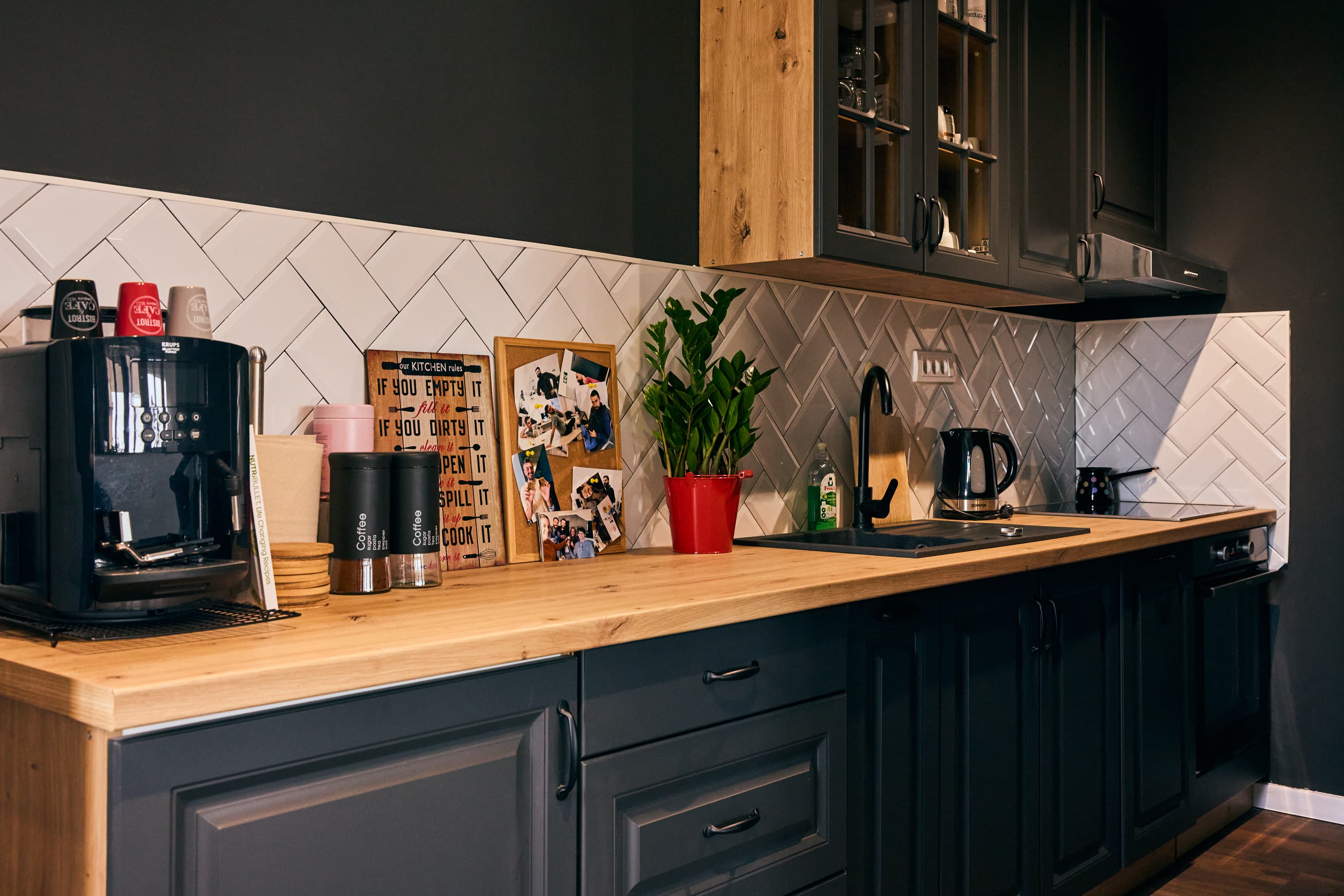 Our kitchen is where quick breaks turn into fresh ideas. Make a coffee, grab a snack, recharge — and get back to work with a 