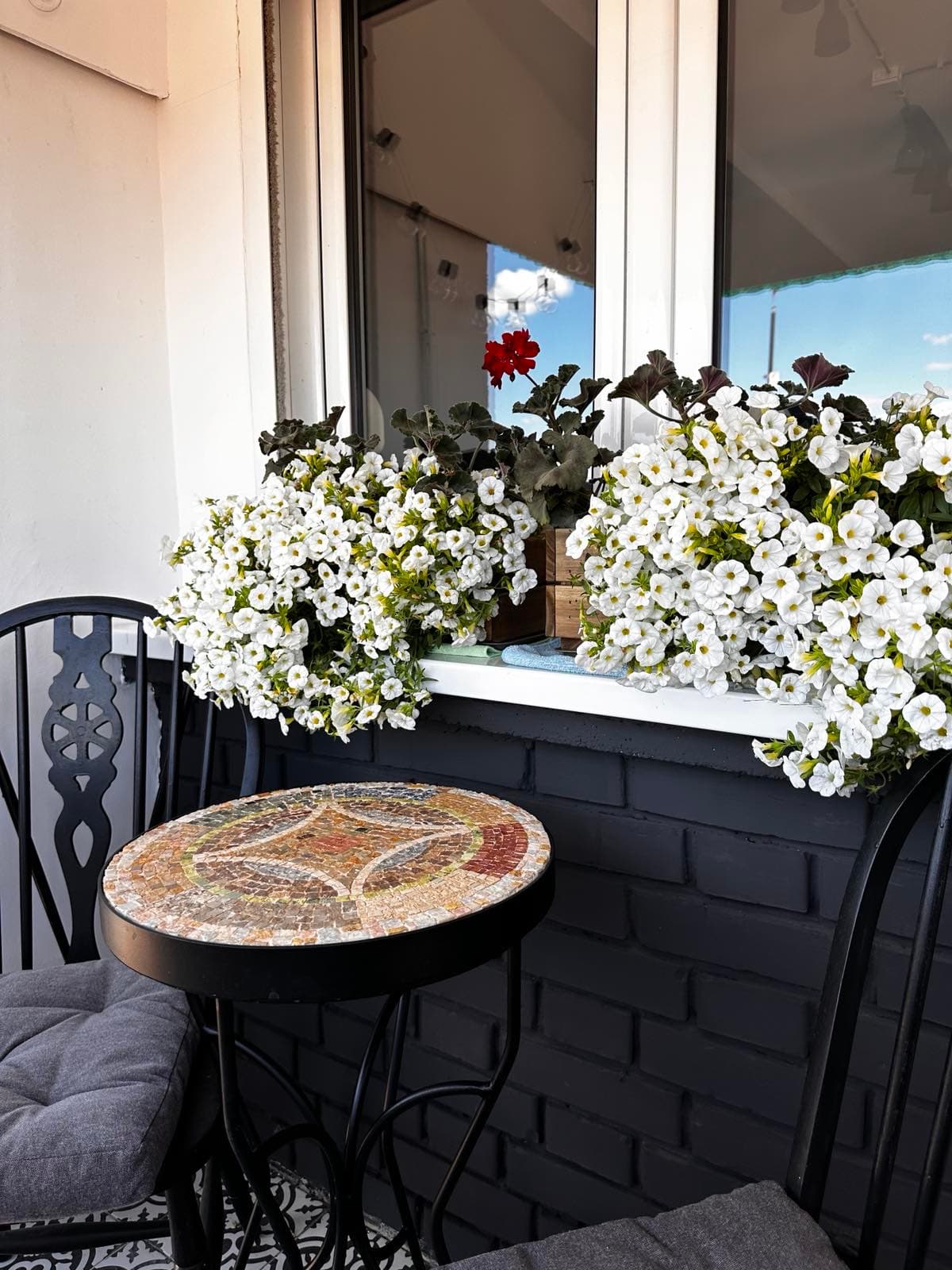 Whether it’s a quiet call, a quick meeting, or just great coffee in fresh air — the terrace is your go-to spot for a mindful 