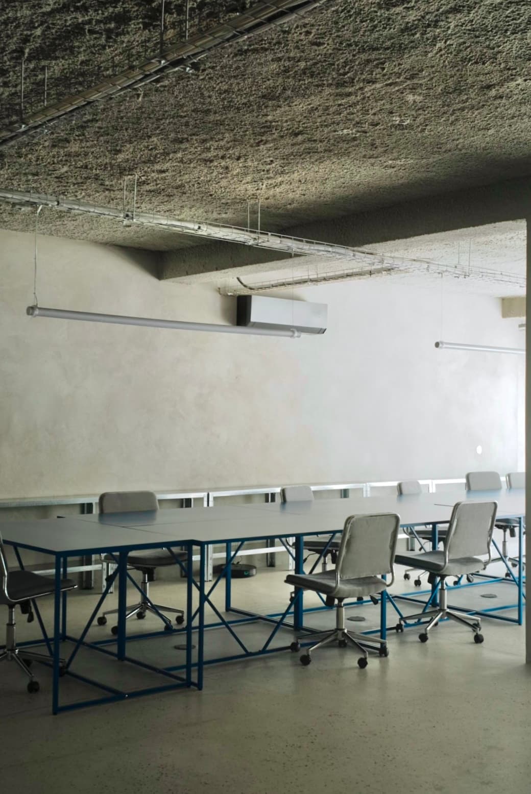 Desk spaces available with overview to the garden. Desk spaces available with overview to the garden.