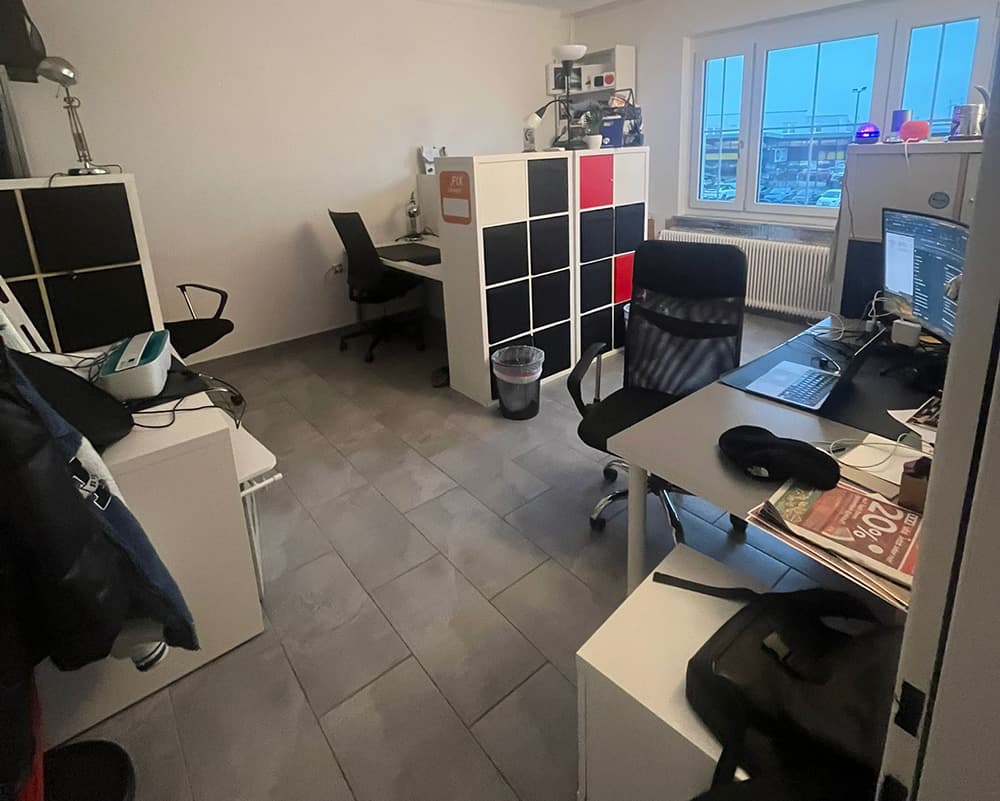 Im ersten Büroraum sind 4/5 Arbeitsplätzen belegt