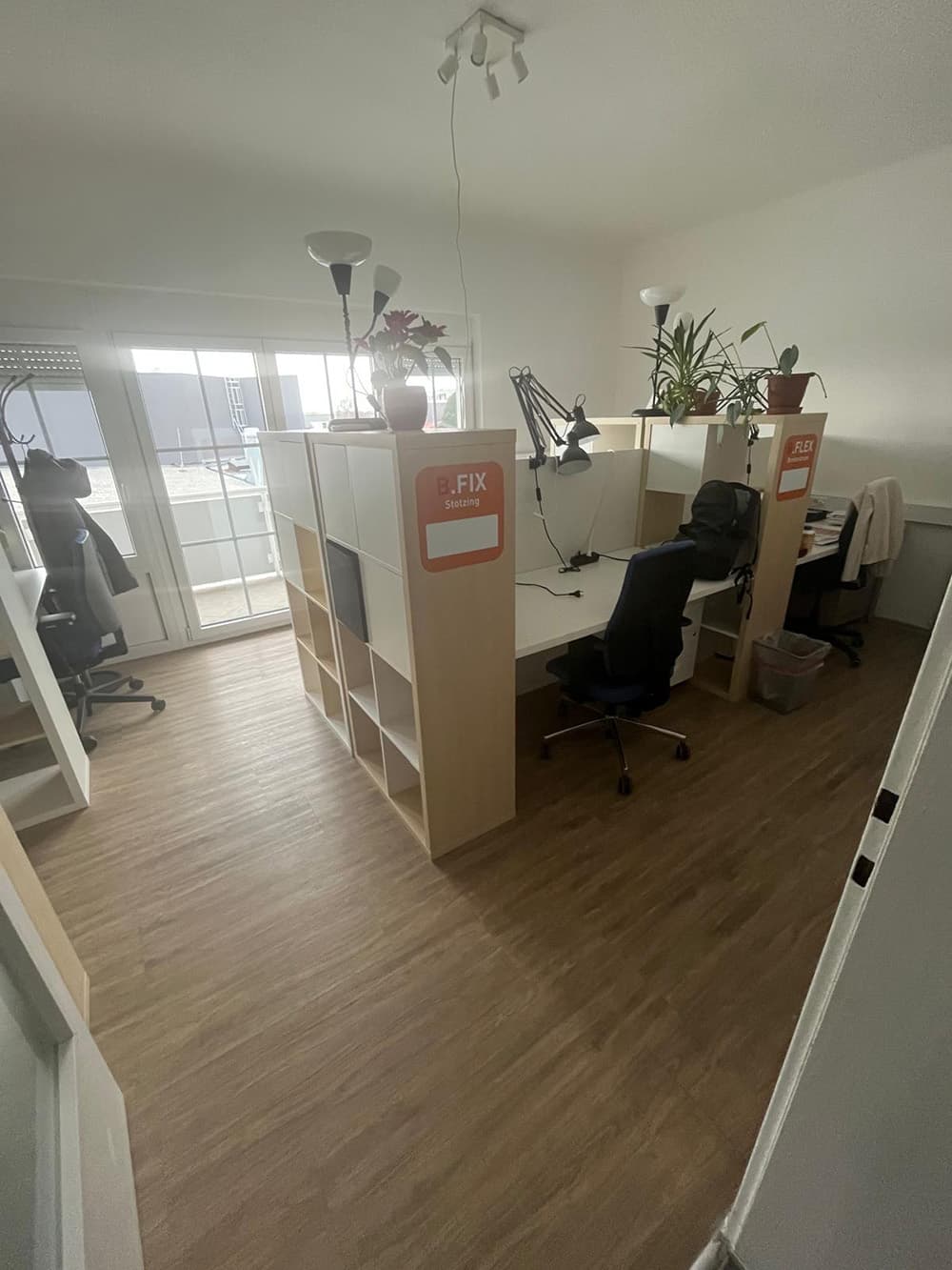 Der zweite Büroraum befindet sich im hintersten Raum. Dort befinden sich 5 Arbeitsplätze sowie Zugang zur Terrasse