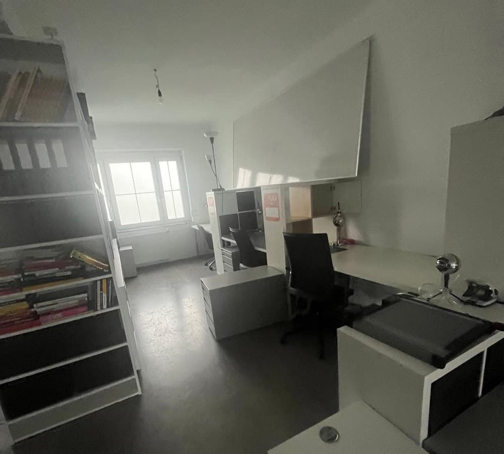 Im Flur befinden sich 4 Arbeitsplätze. Diese 3 Plätze sind noch frei.